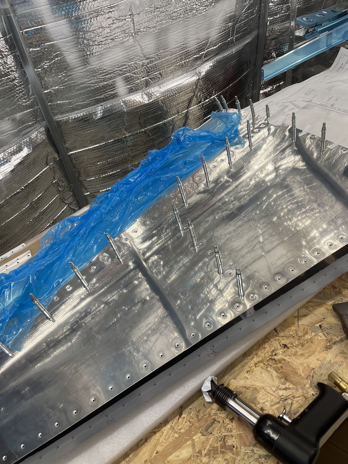 Skin mit Clecos am Front spar und den Rippen befestigt 