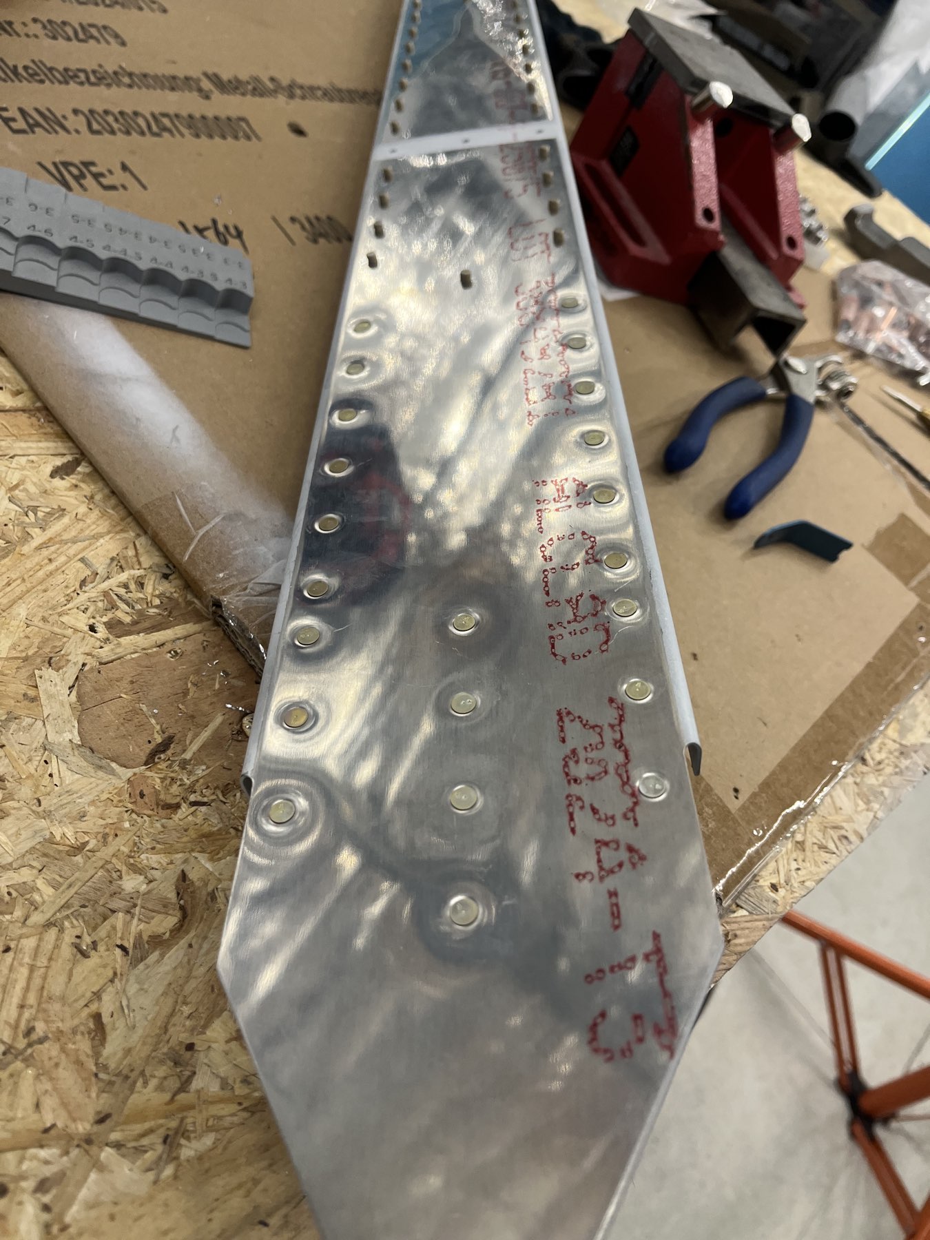 Und so sehen die flachen Nieten dann aus