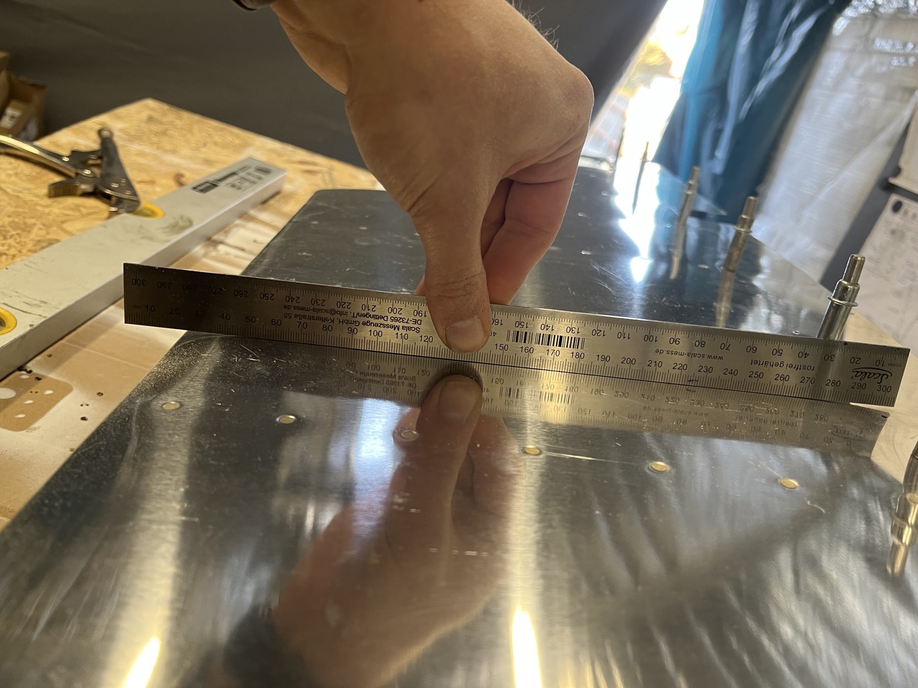 Auf der linken Seite vom Foto sieht man eine leichte Kurve vom Lineal nach unten. Diese Kurve muss entfernt werden