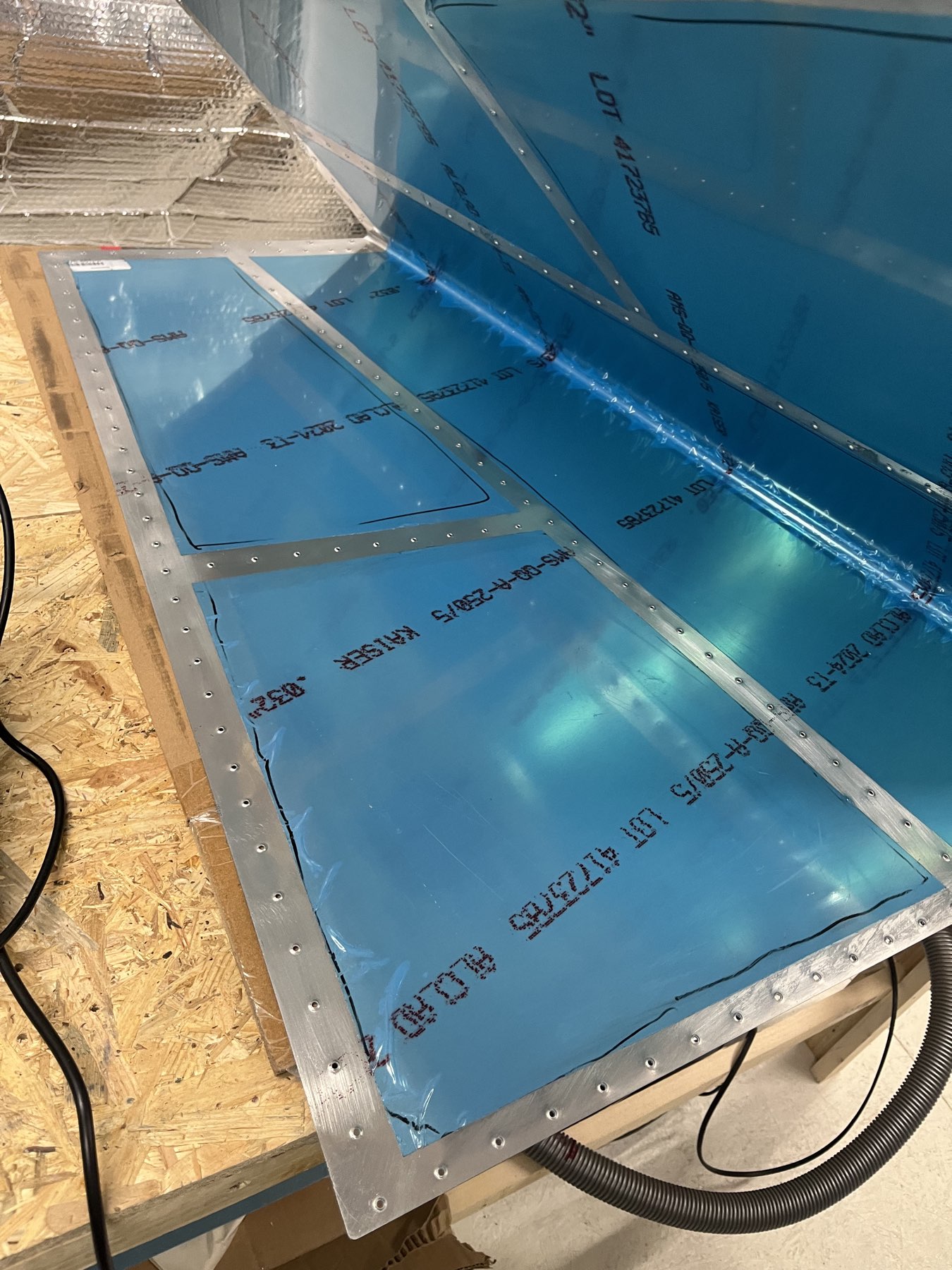 Auch am Skin wurden die Folie, an denen es zu Metall-Metall Kontakt kommt,  entfernt