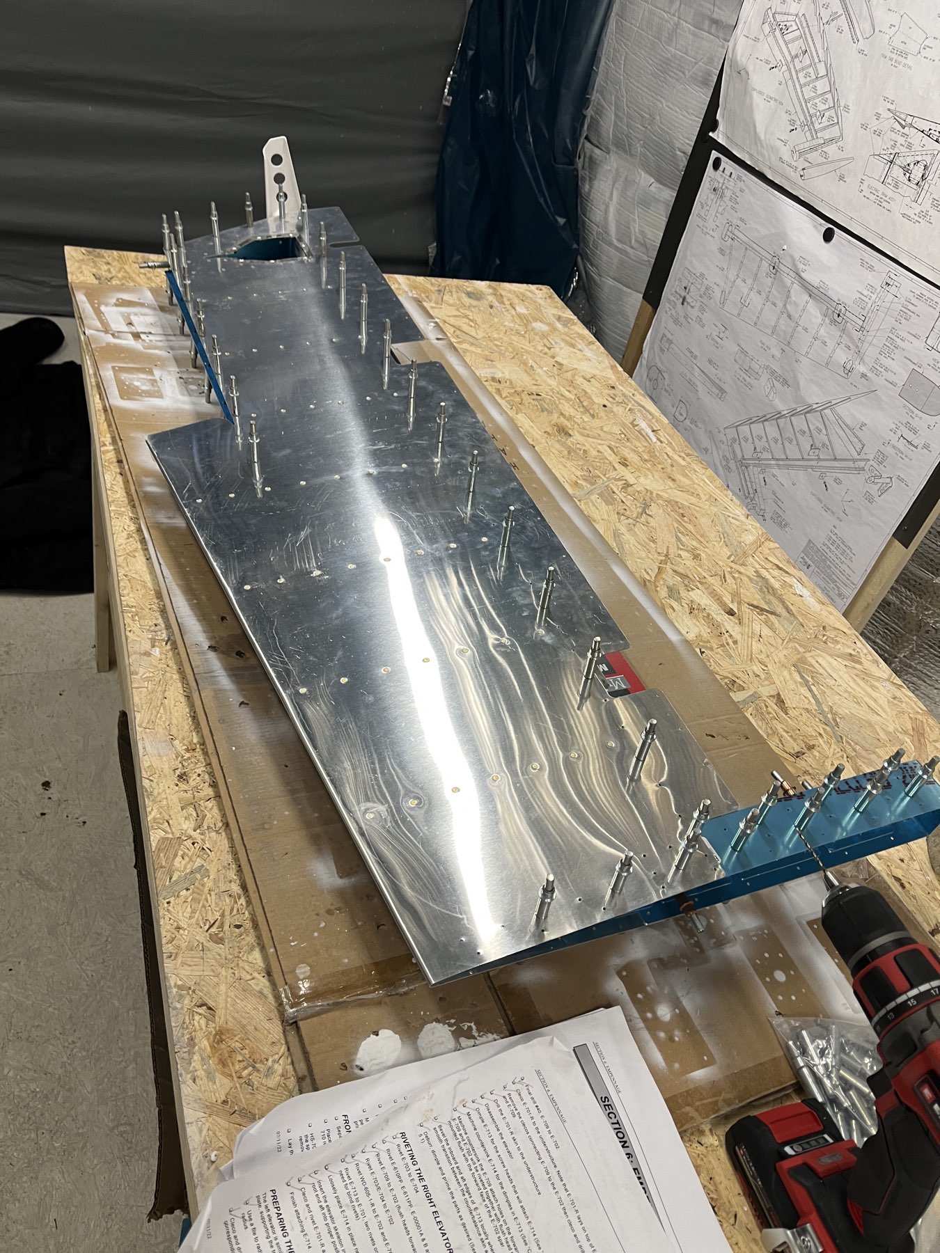 Linkes Höhenruder mit Clecos temporär zusammen geheftet