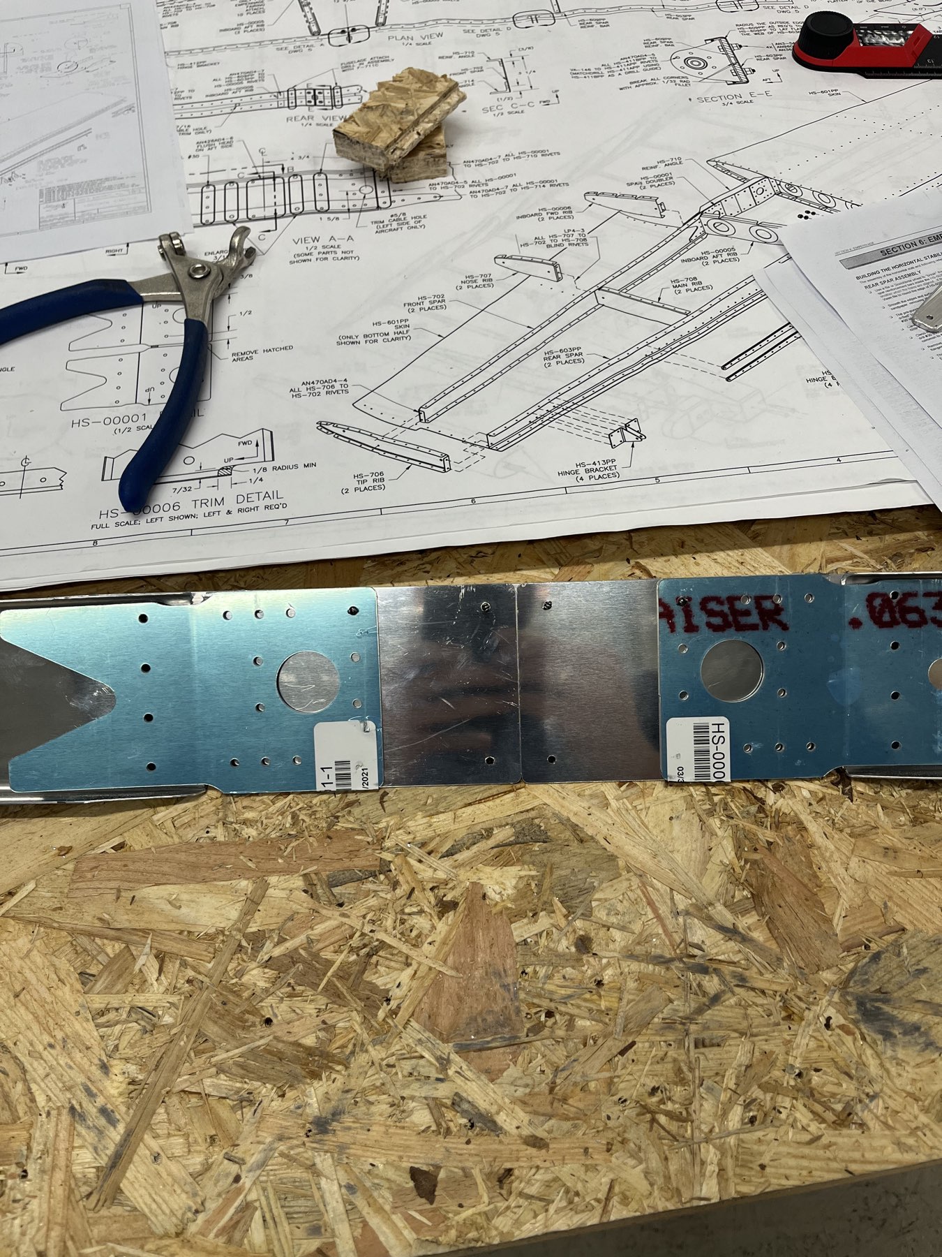 Hier sieht man gut, dass praktisch 4 Löcher fehlen. Die werden wohl erst später match-drilled