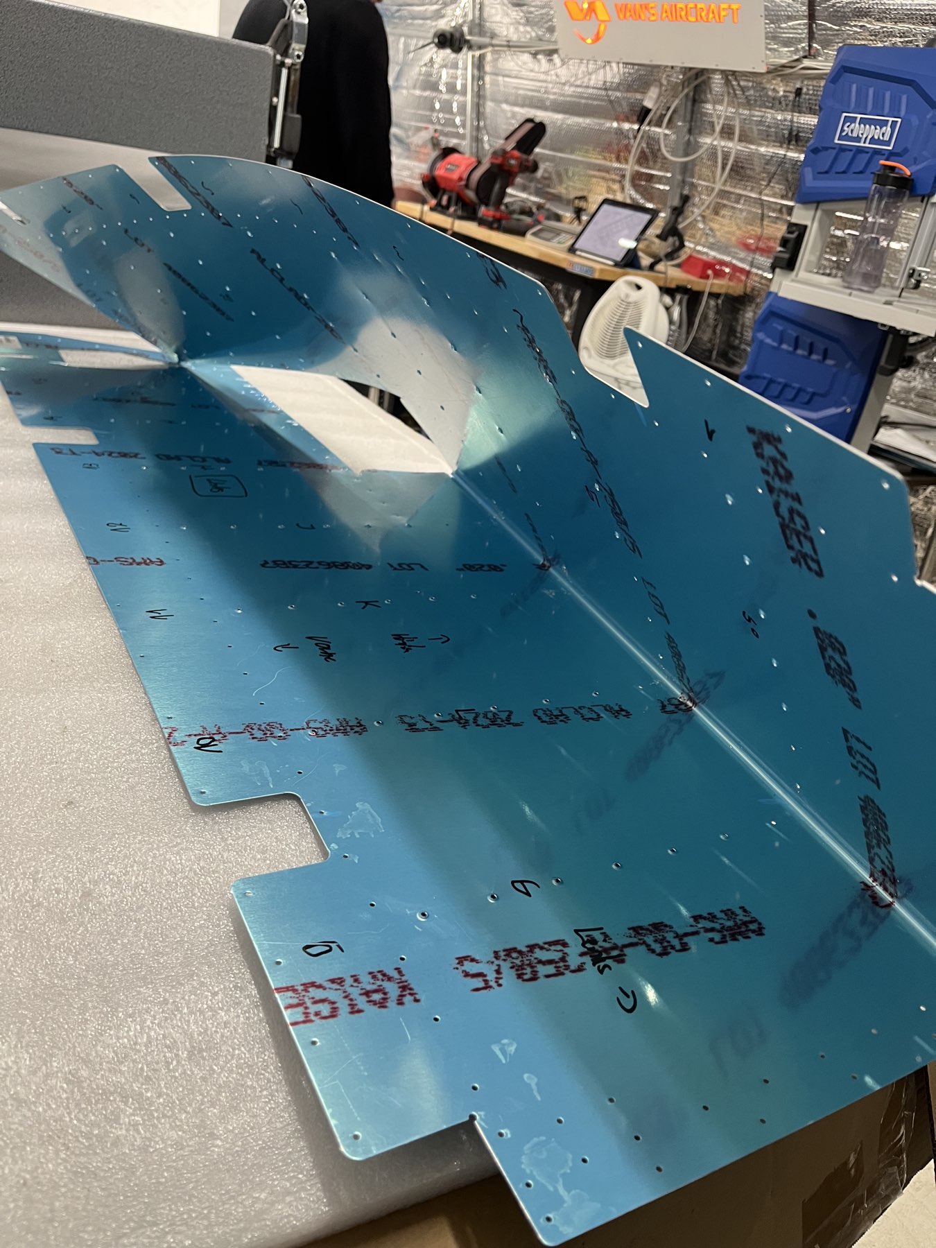 Höhenruder links, ebenfalls fast fertig. Es fehlen bei beiden noch ein paar Köcher zum dimpeln. Die gingen nicht mit dem C-Frame