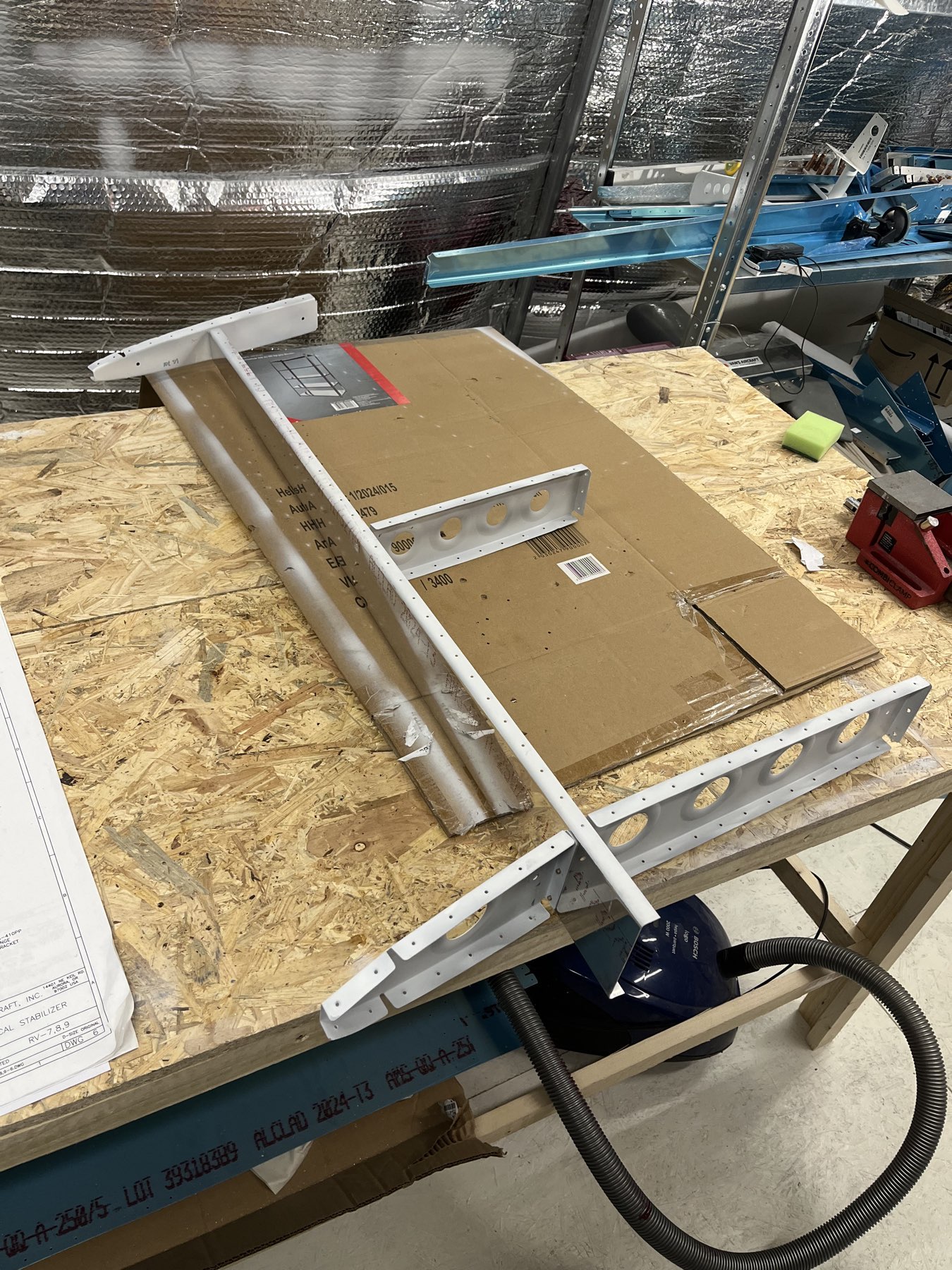 Vertical stabilizer front spar mit den Rippen. (1) zeigt auf die noch fehlende Niete