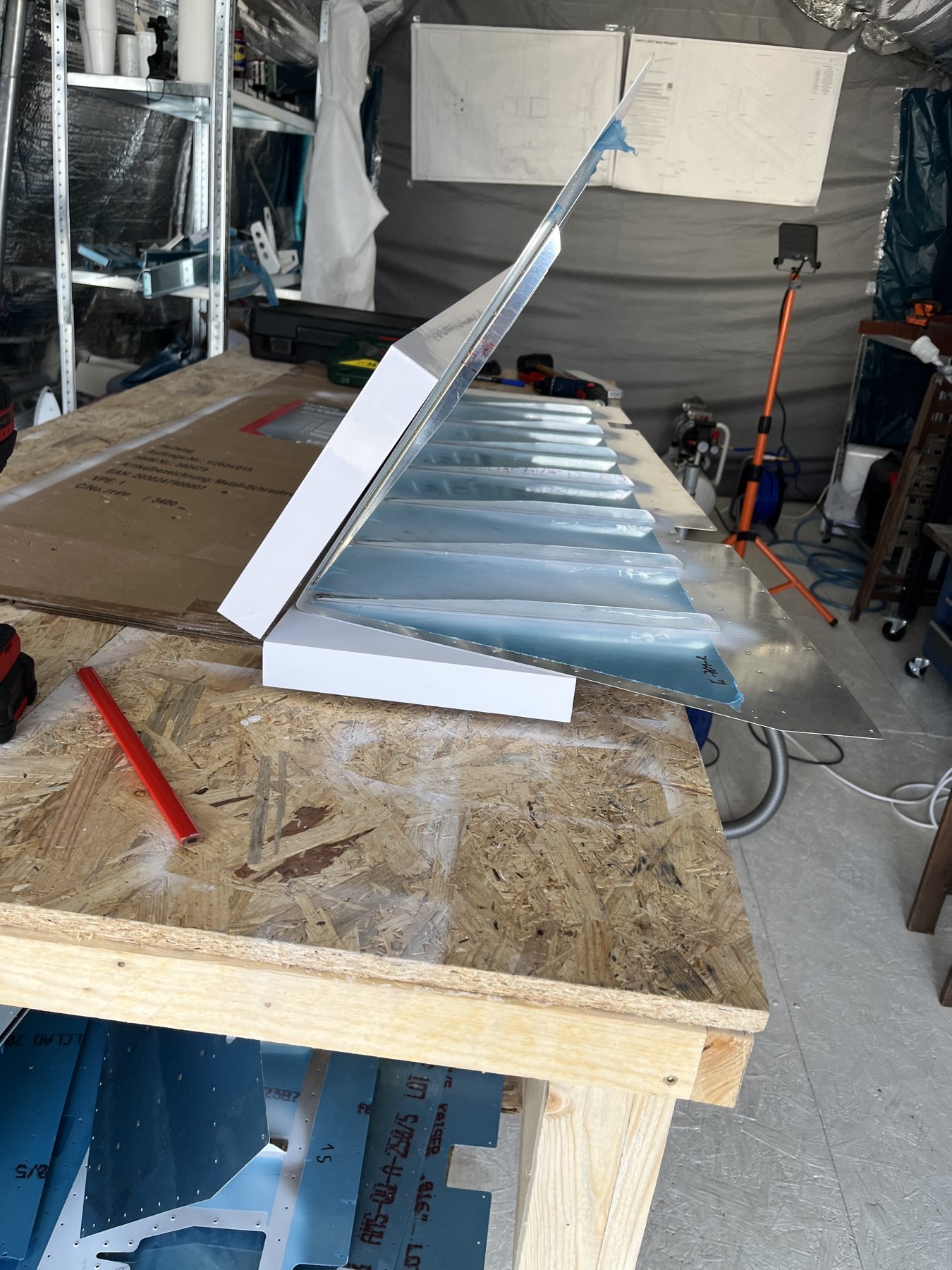 Und so kommt das Ruder rein. Biegen tun wir es aber erst später