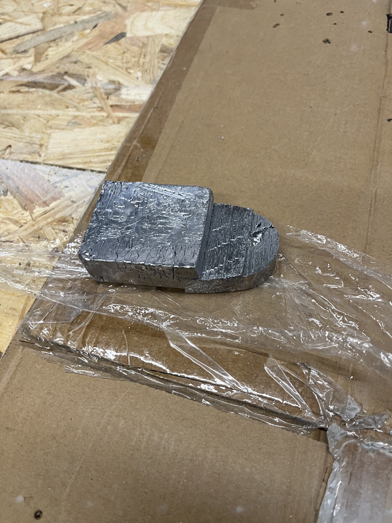 So sieht das Bleigewicht dann fast fertig aus. Es fehlen noch die Rundungen