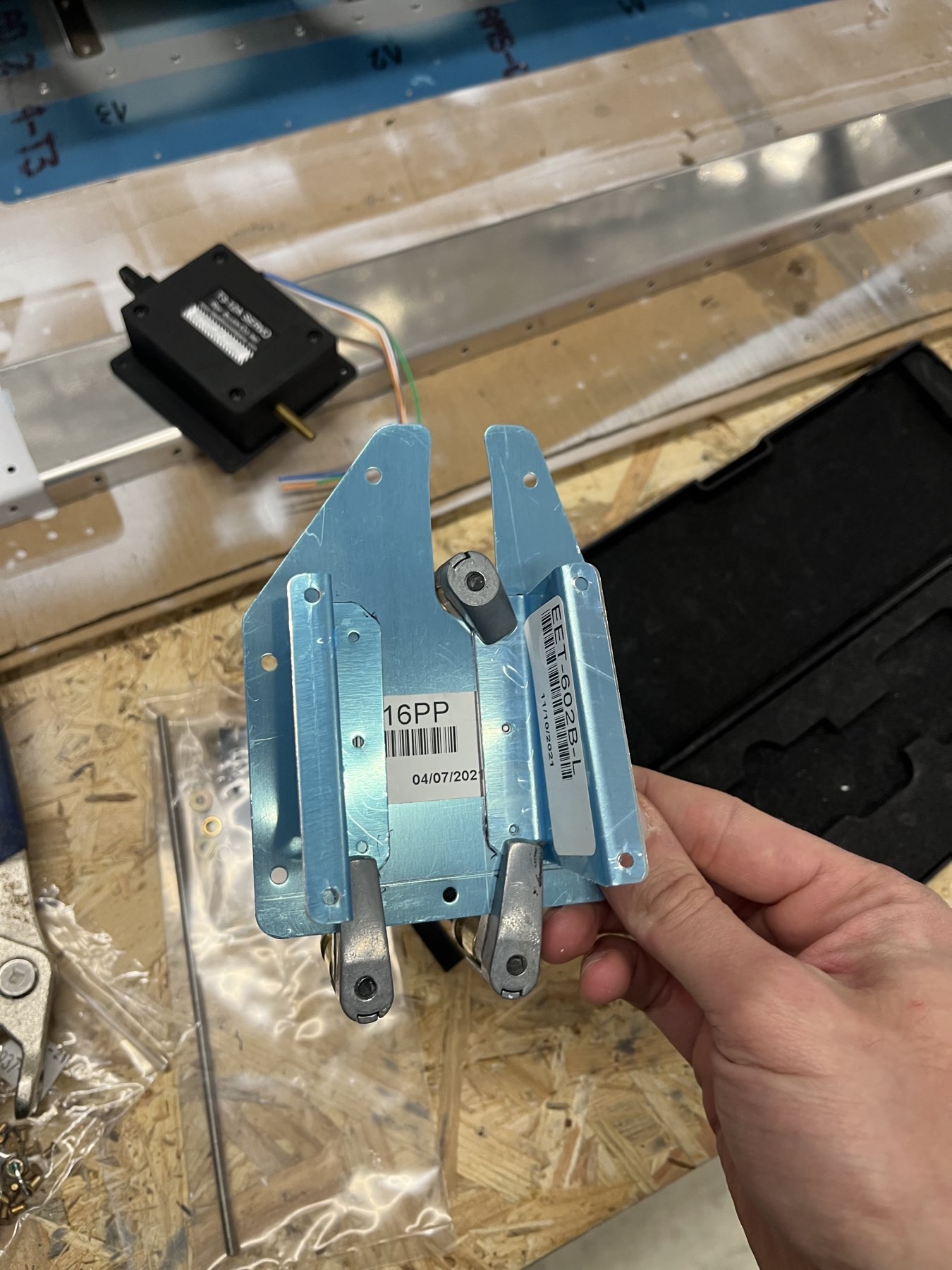 Keine vorgebohrte Löcher..Also alles abgemessen, markiert und gebohrt