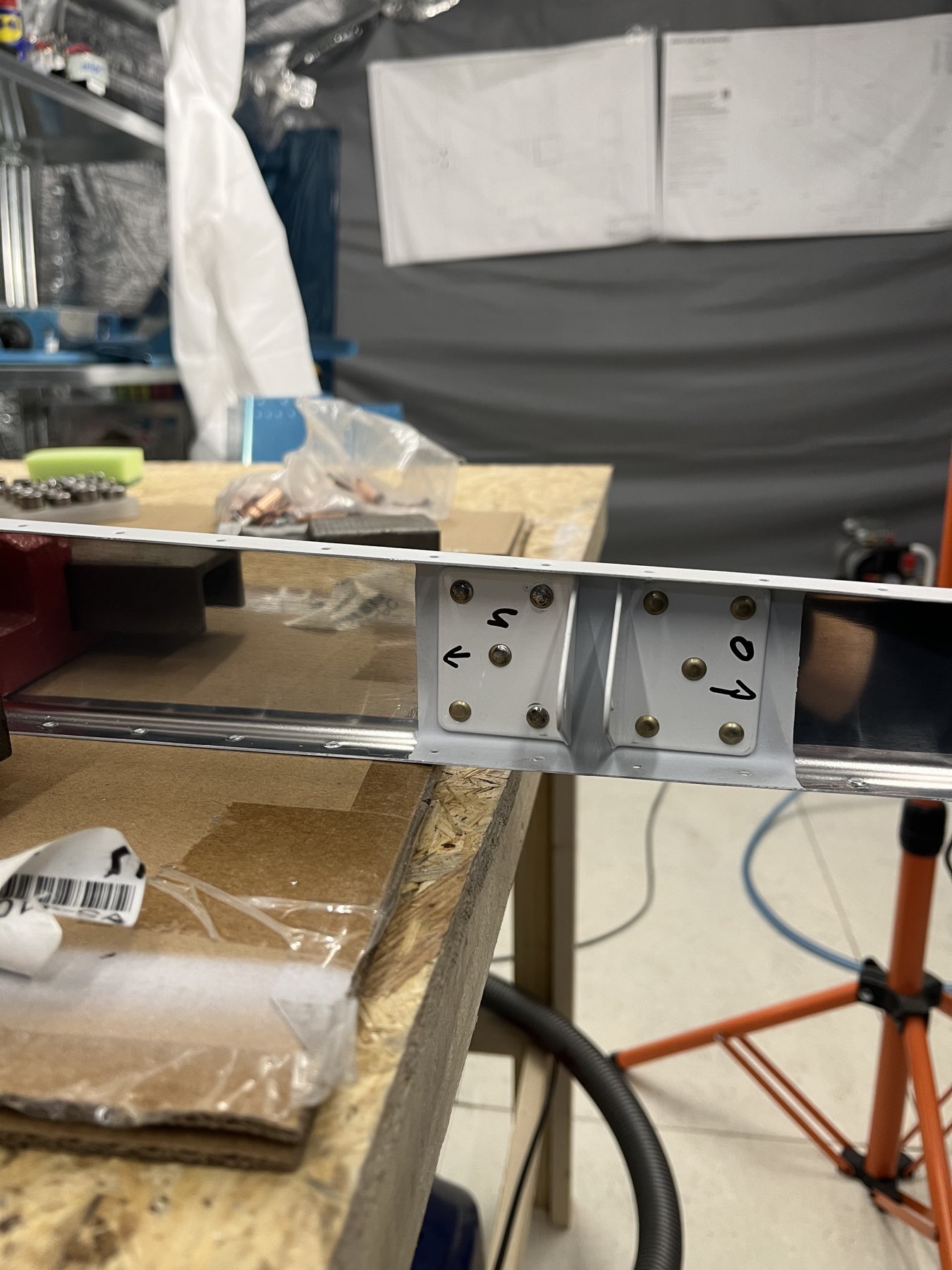 Die ersten Winkel. Ich hatte etwas Probleme mit der Nietquetsche, weswegen ich die ersten (links auf dem Bild) mit dem Niethammer gemacht hab. Danach hab ich mich aber etwas besser eingegroovt mit der Nietquetsche