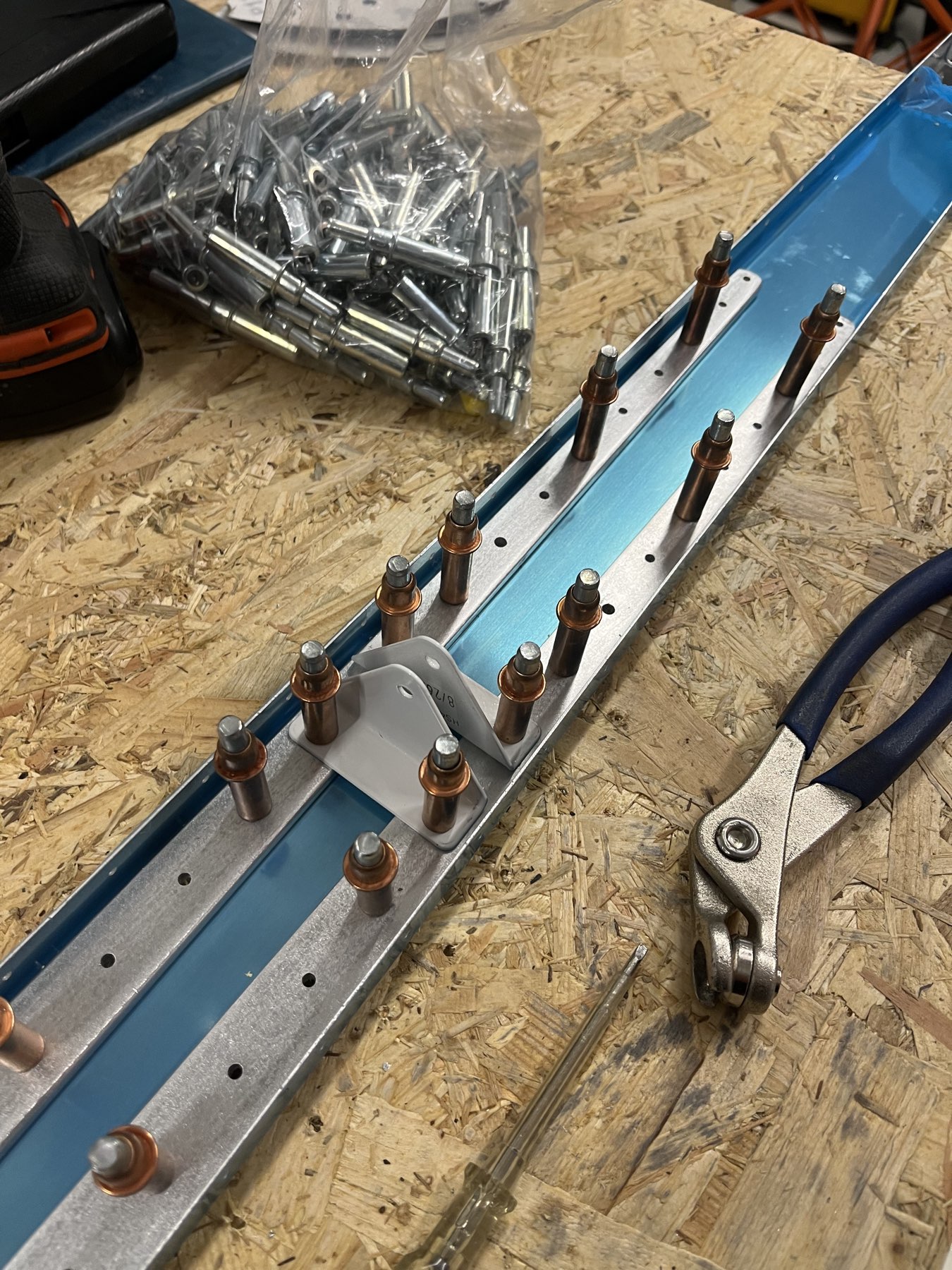 Das Mittellager. Hier ist aufgefallen, dass im Diagramm ein Loch fehlt (beim Abzählen fällt es auf). Da es in dieser Anordnung nur an diese Stelle passt und Sinn ergibt, habe ich es schulterzuckend zur Kenntnis genommen