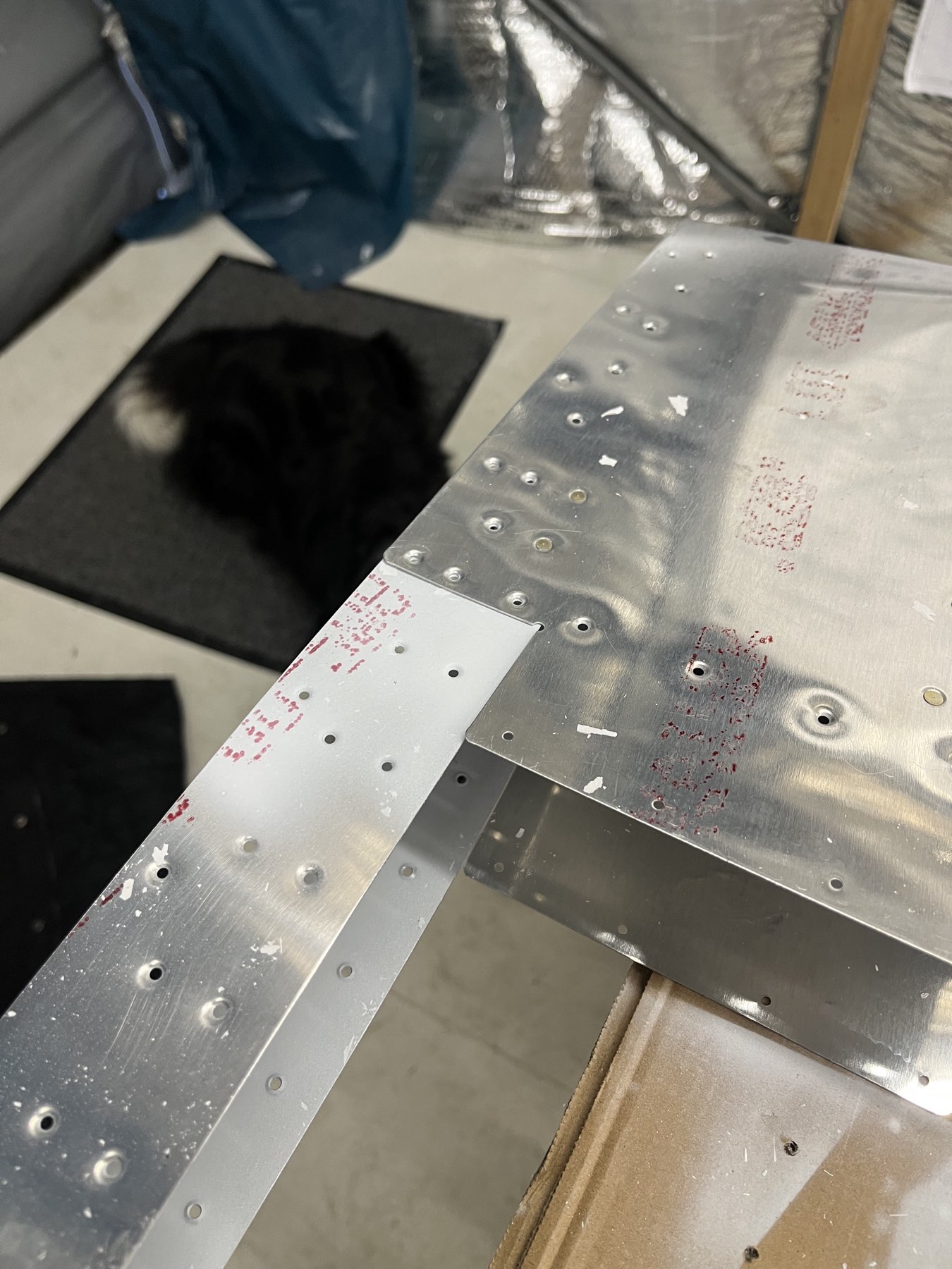 Diese beiden Nieten werden zuerst genietet, da man sonst später nicht mehr hinkommt