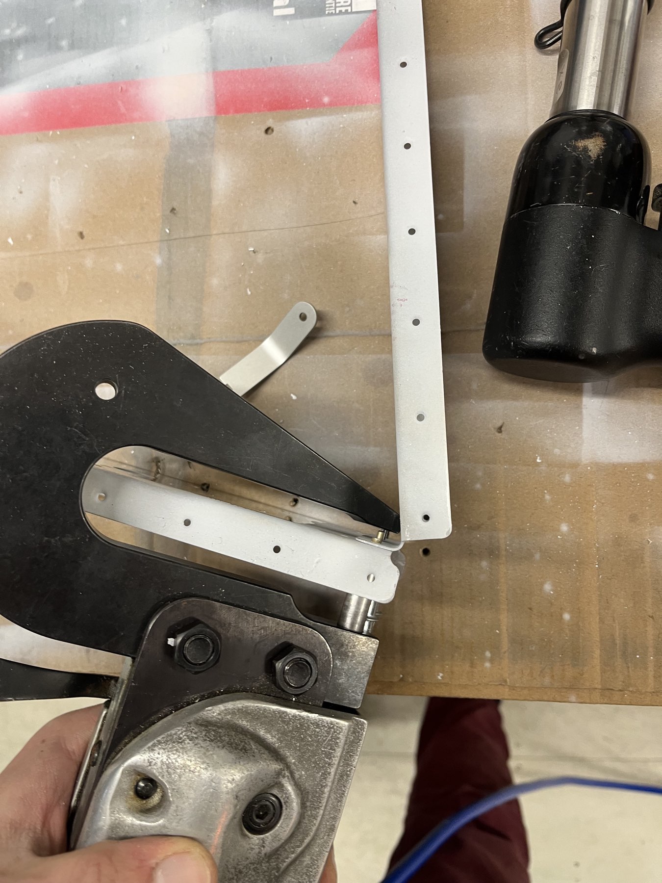 Hier wurde die Quetsche mit dem langen Hebel verwendet. Anders gehts mit der Schräge nicht