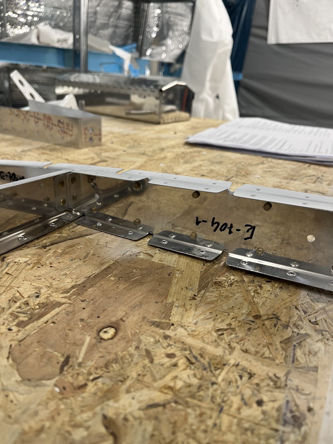 Hier ein Bild von diesen Nieten