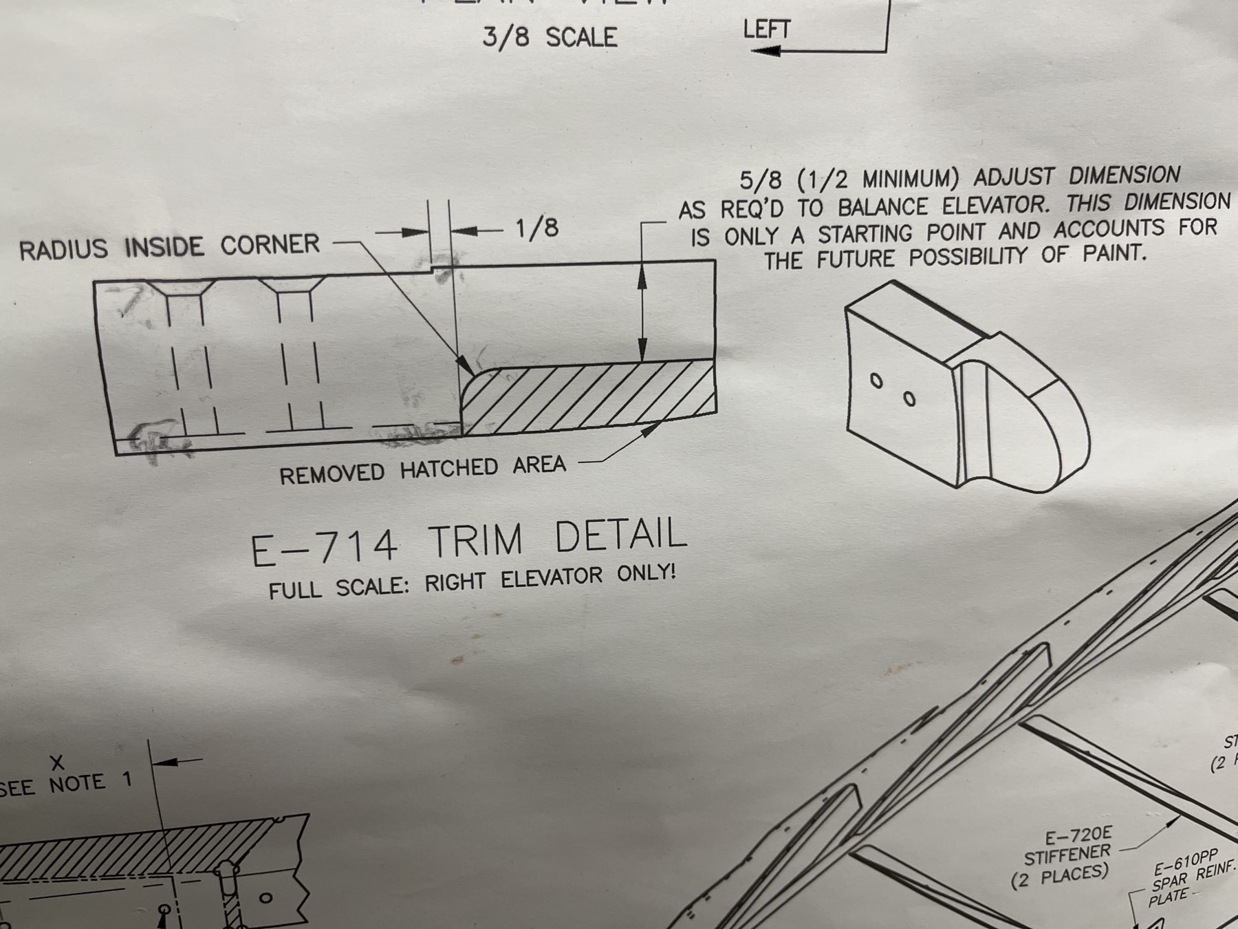 Hier ist man, wie das Ausgleichsgewicht geschnitten werden soll. Da es sich hier um das rechte Höhenruder ohne Trimmung handelt, muss weniger Gegenwicht an das Höhenruder