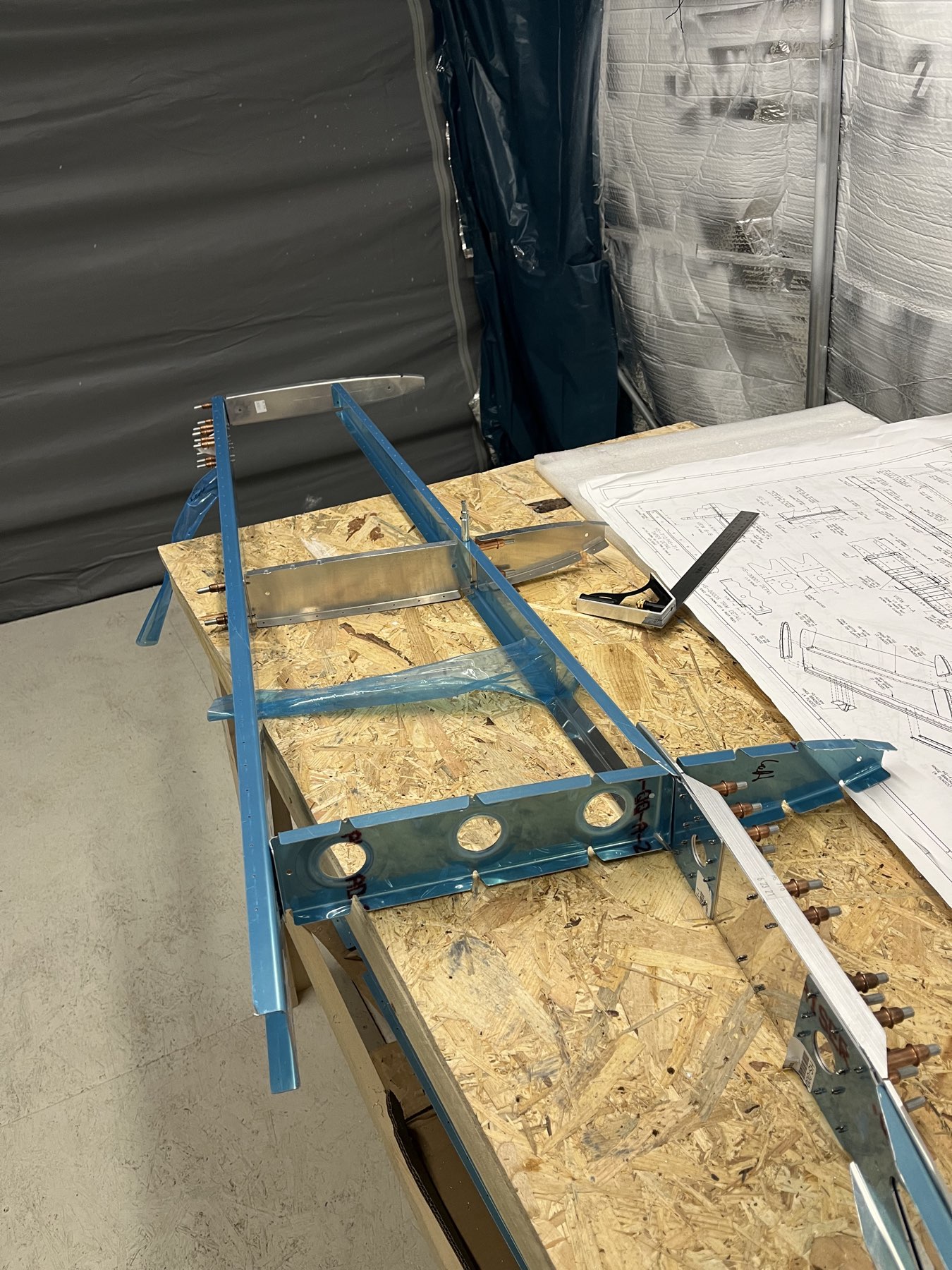 Linke Seite des Front Stars und rear spart mit Rippen zusammen geheftet. Die Rippen wurden auch schon geflutet