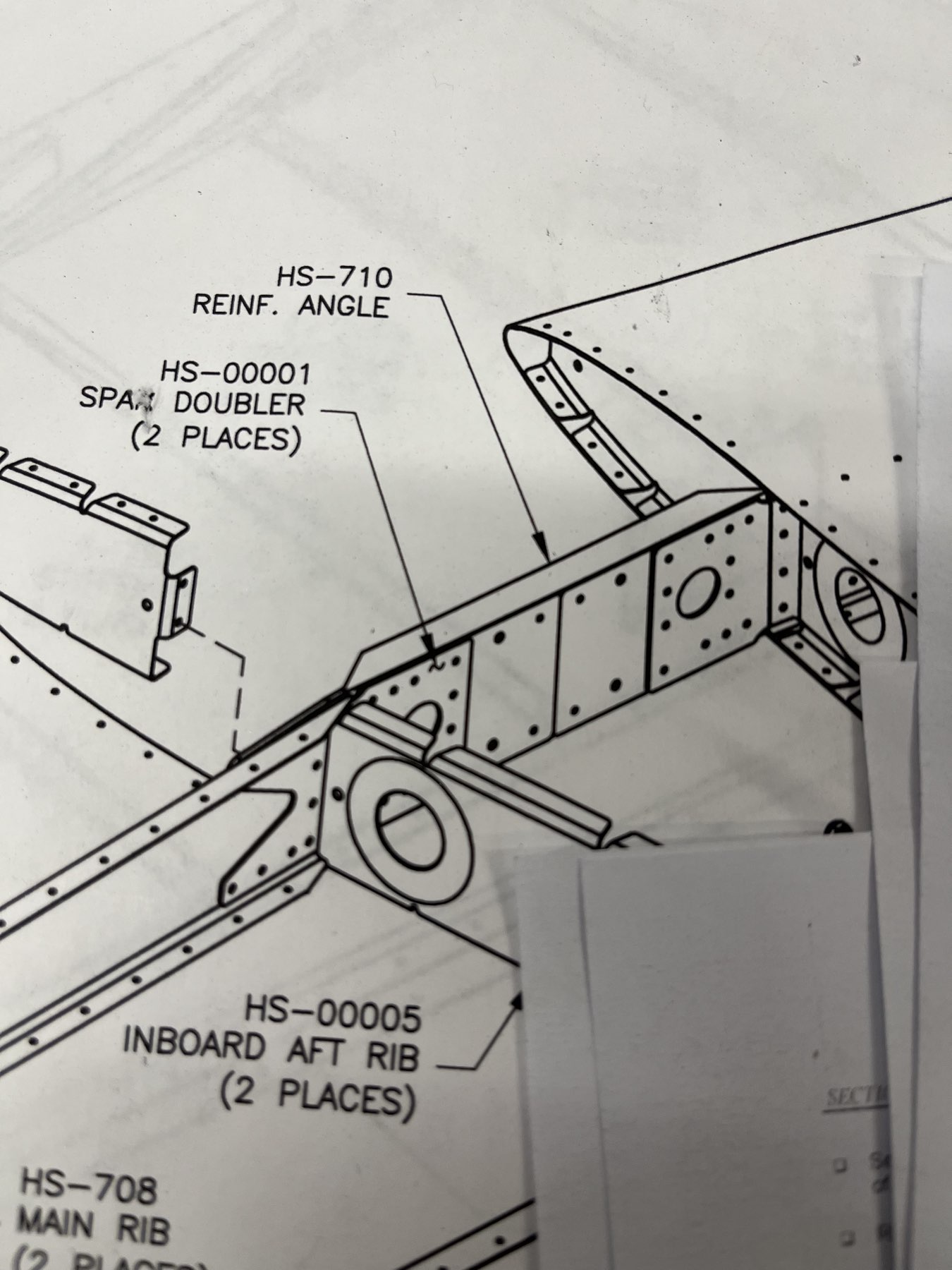 Ich war von den zwei Löchern irritiert. Aber es zeigte sich, dass die Verstärkungswinkel oben und unten ein weiteres Loch haben. Wenn man dieses „match-drilled“ entsteht auf der Gegenseite diese 8 Löcher