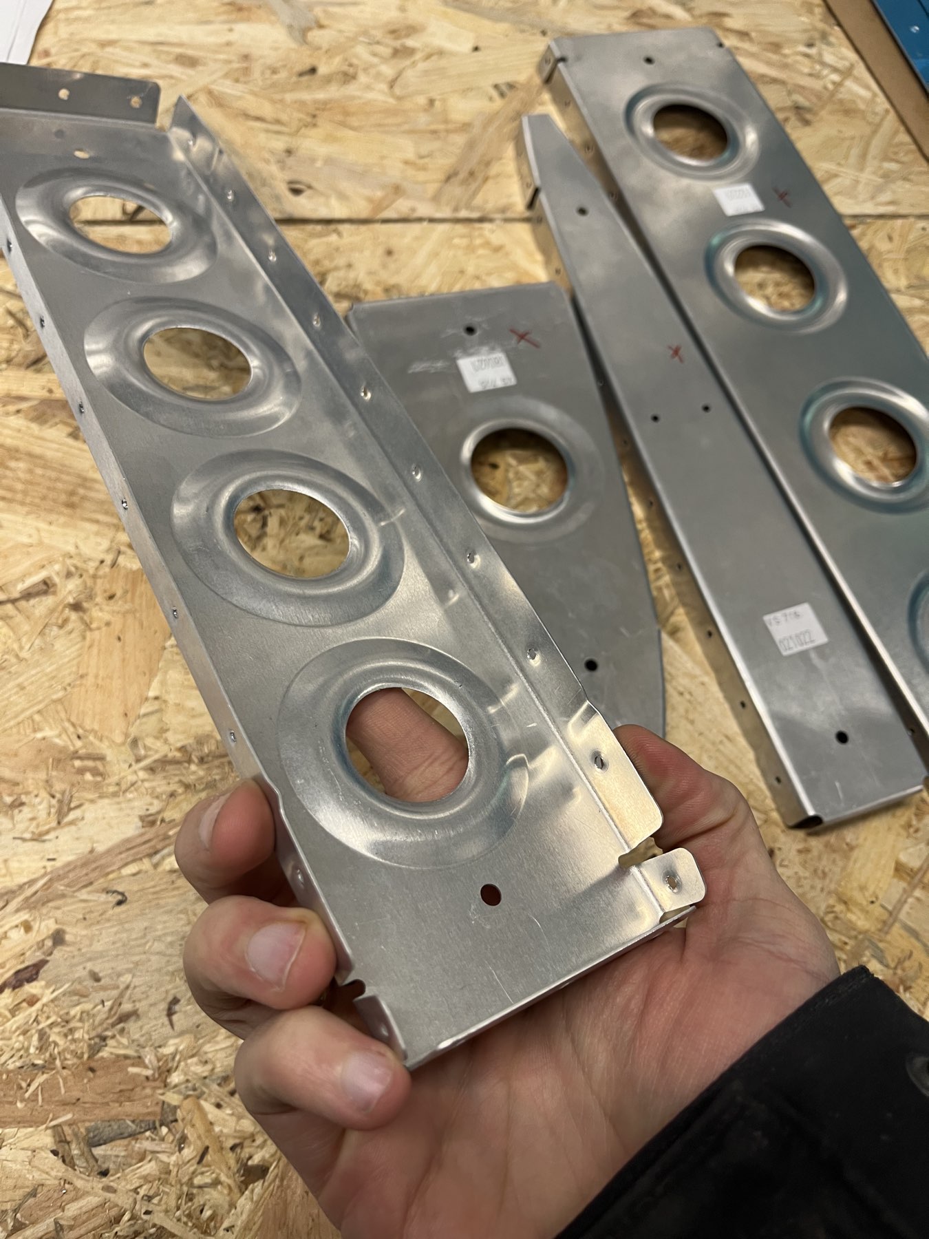 Auch alle Ribs gedimpelt und geflutet. Da diesen Bauteilen der Alclad (Schutzschicht von Vans vor Korrosion) fehlt, werden diese später komplett grundiert