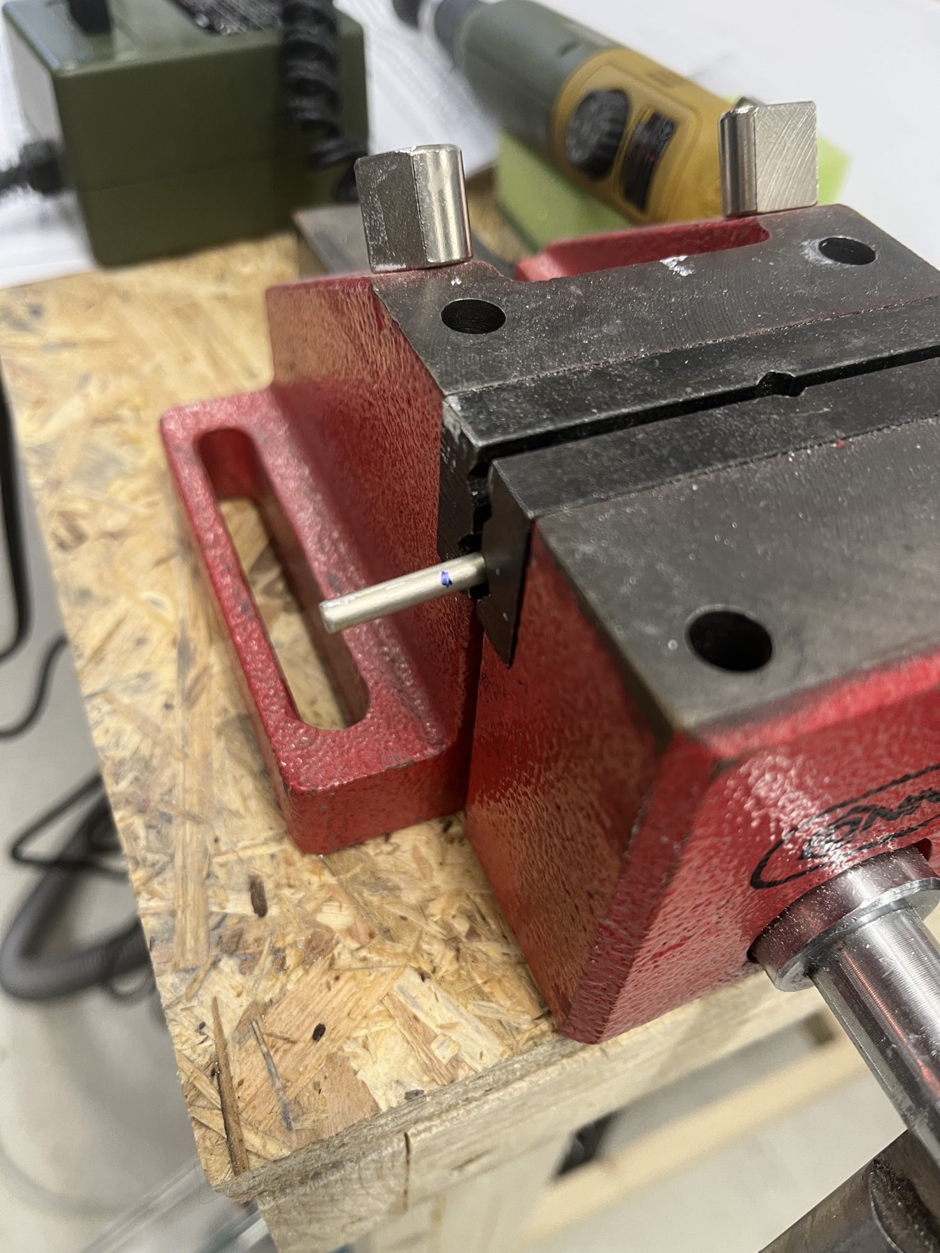 5er Niete (14/16 lang) auf 1/4 gekürzt