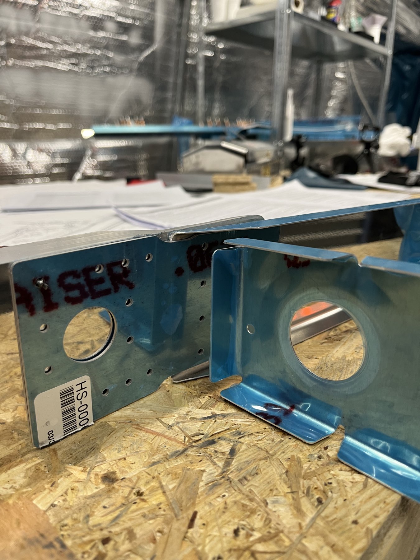 Hier soll die Rippe nicht an die vorgebohrten 4 Löcher angeschlossen werden, sondern es sollen wohl komplett neue Löcher, genau hinter der Beugekante gebohrt werden