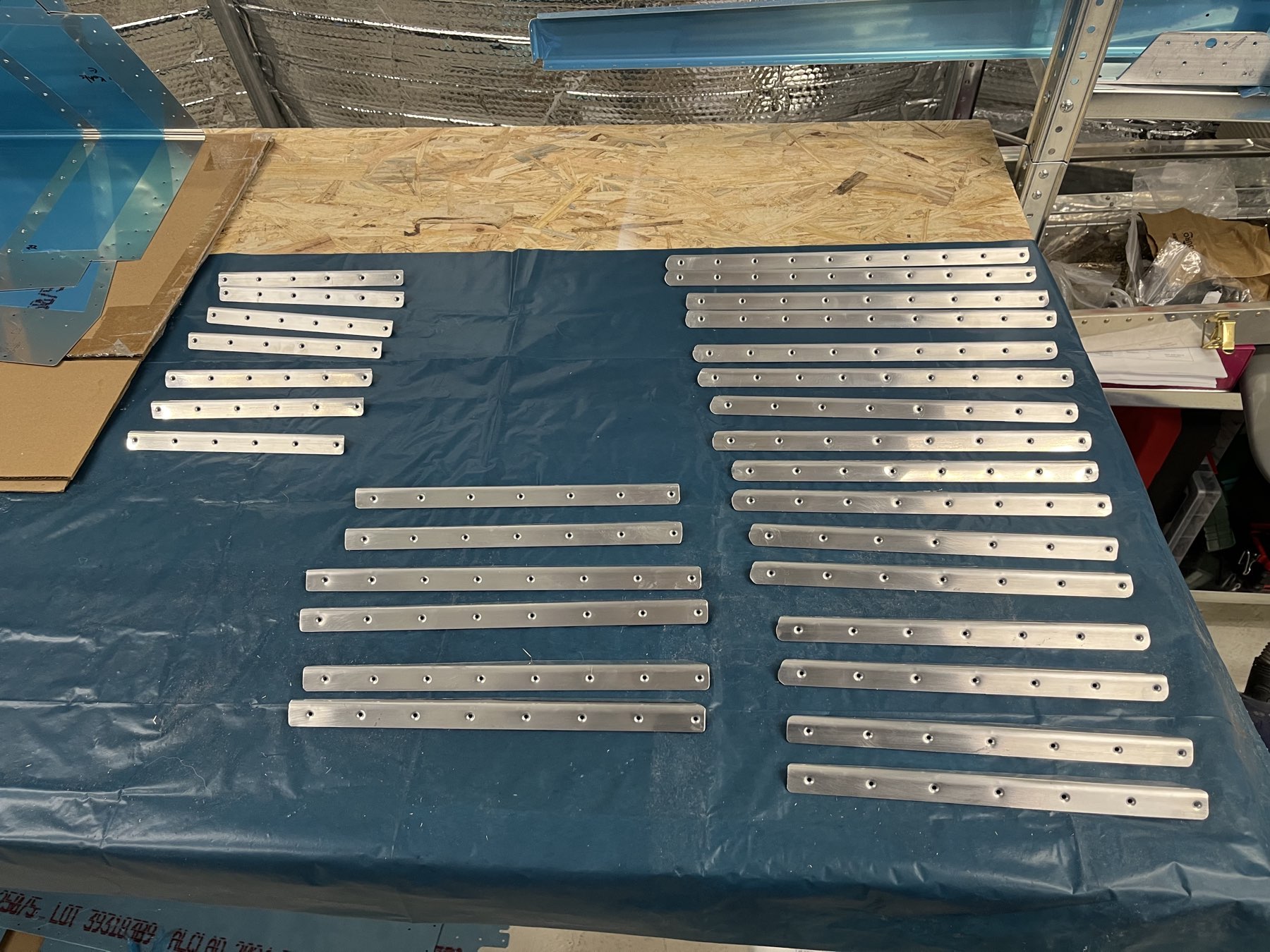 Alle Verstärker fein säuberlich aufgereiht. Alle sind angeraut und entfettet