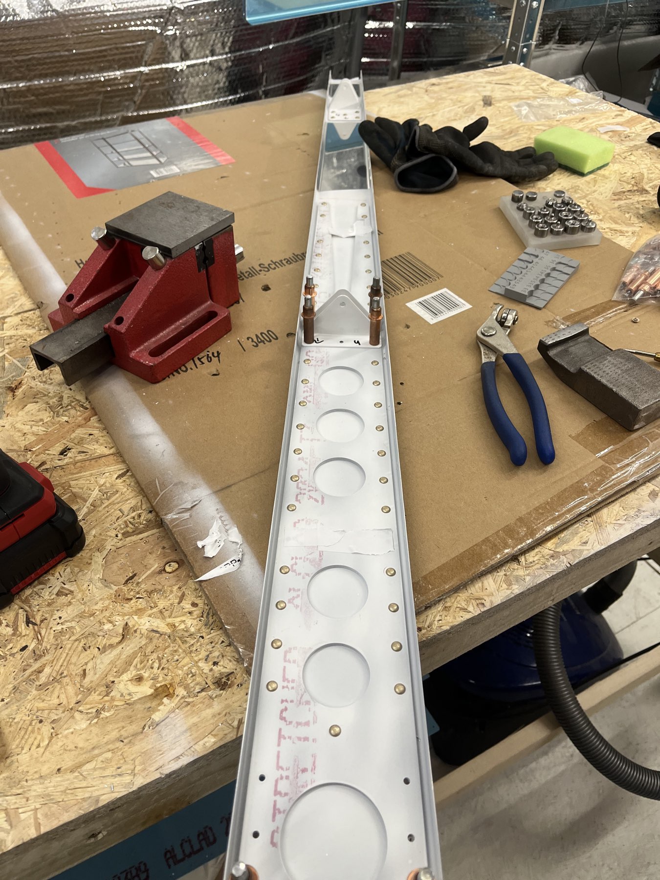 Verstärker zum Teil an den Holm genietet