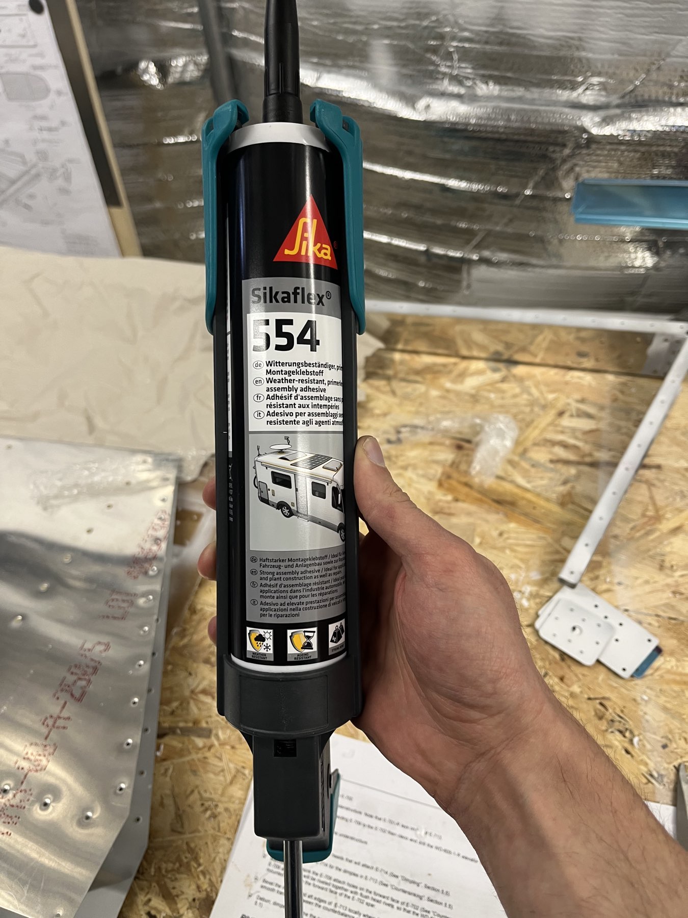 SikaFlex als „RTV“ Ersatz um Schwingungen zwischen der Ober- und Unterseite des Höhenruders zu mindern