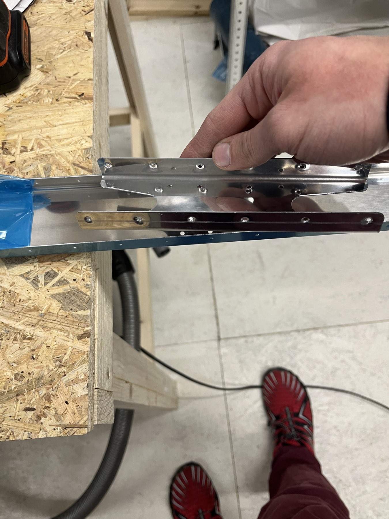 Verstärkung vom Service Bulletin 36 an der Außenseite der Winkel. Die Löcher für den Skin wurden auch schon gedimpelt