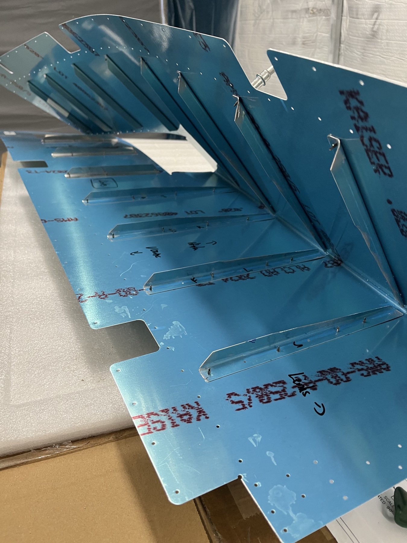 Hier sieht man die Kante an den Verstärkern, damit alles auch passt