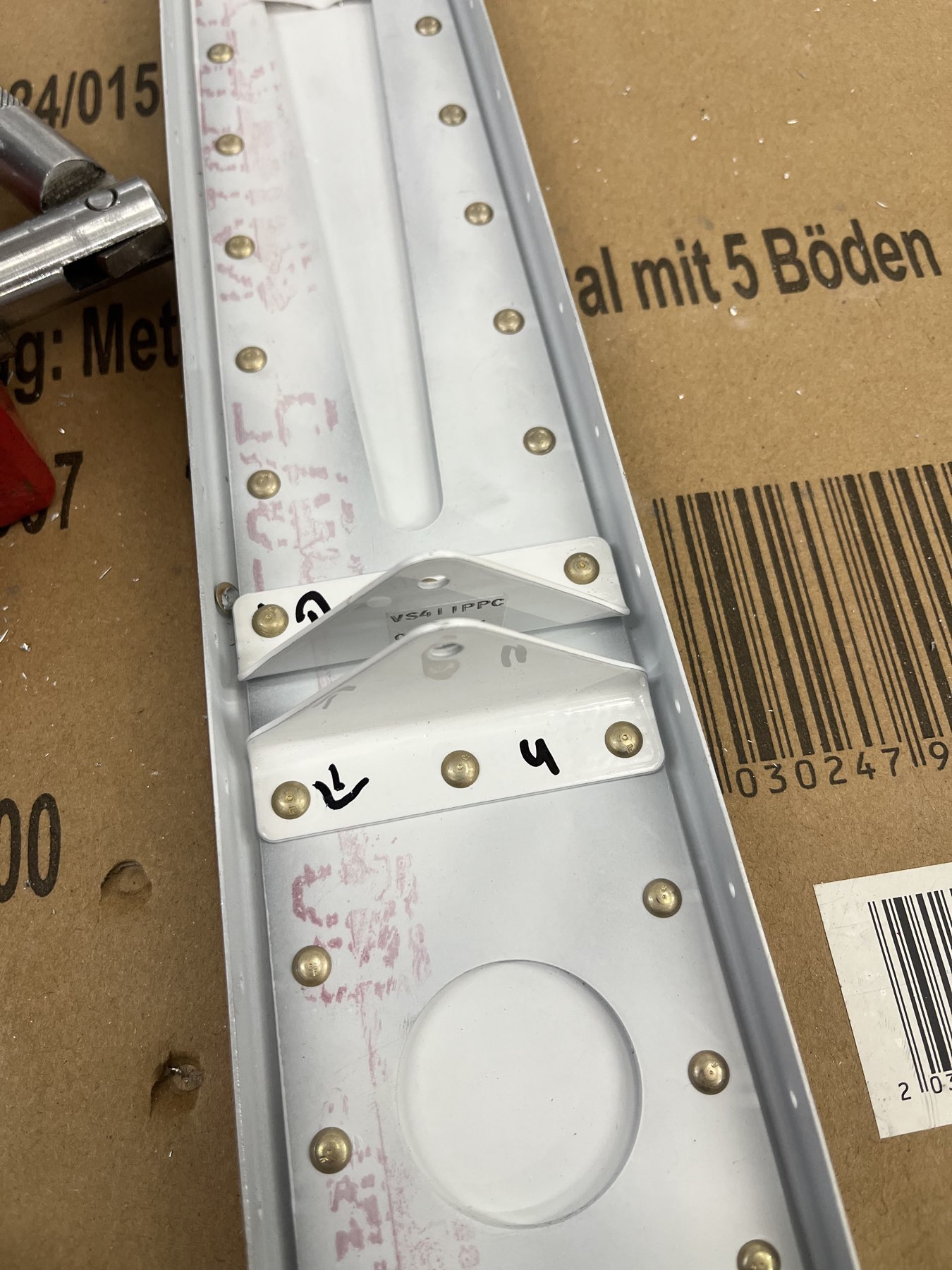 Hier wurden für den Winkel etwas längere Nieten verwendet. Generell wurden die genauen Nieten im Plan angegeben 