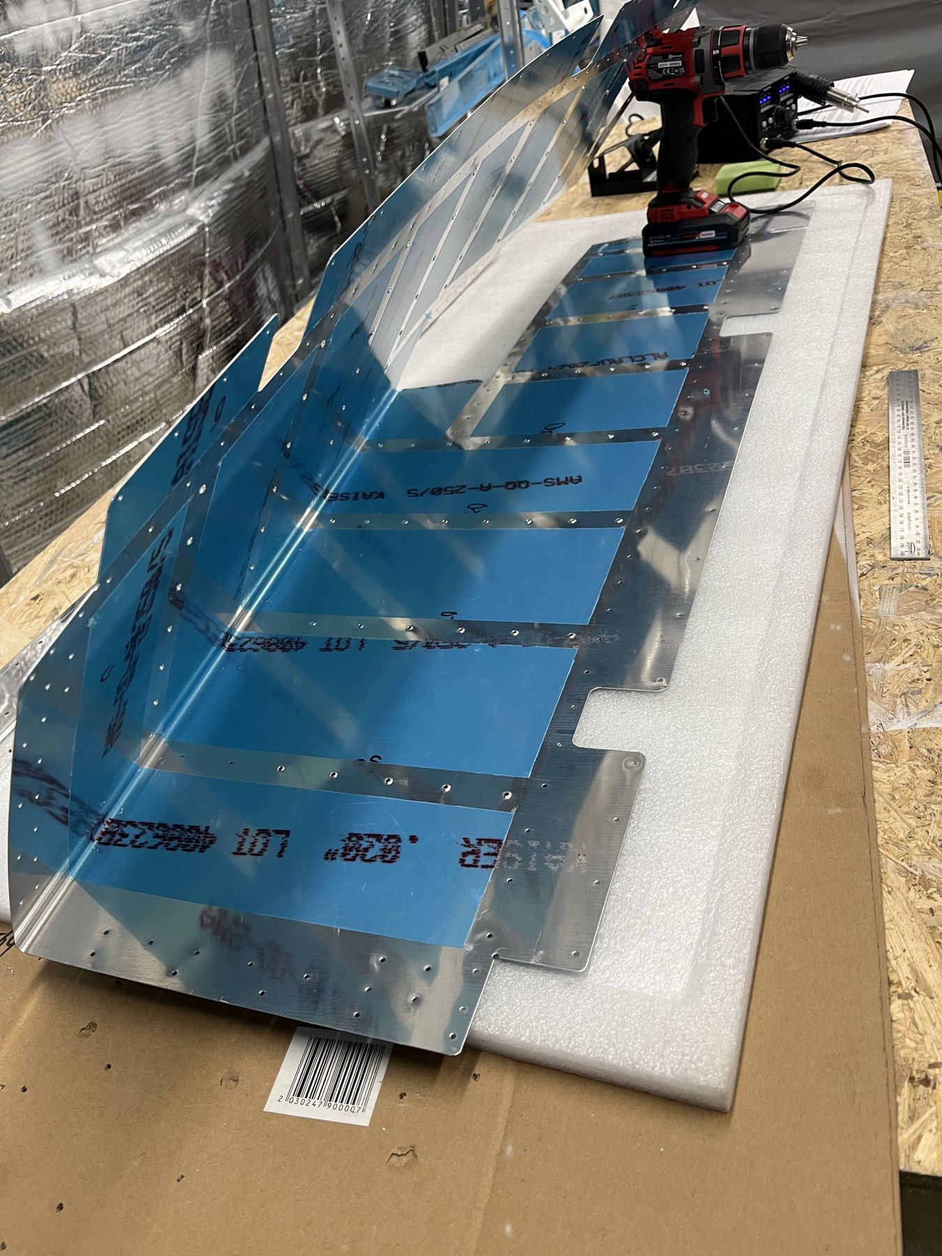 Beide Seiten. Man beachte die duale Funktionalität des Akkuschraubers als Halter