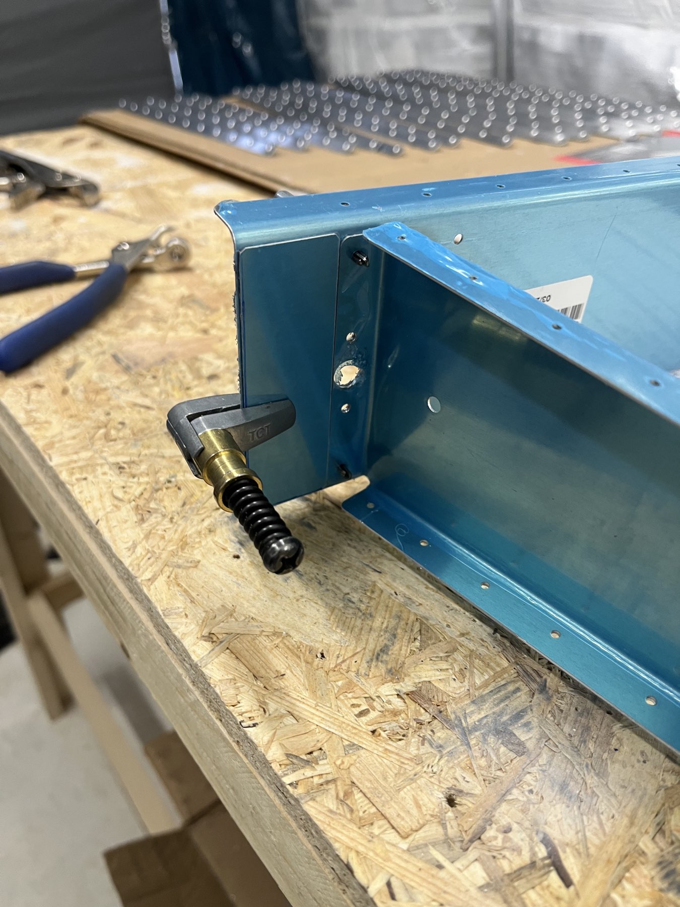 Shim provisorisch befestigt für die Bohrungen