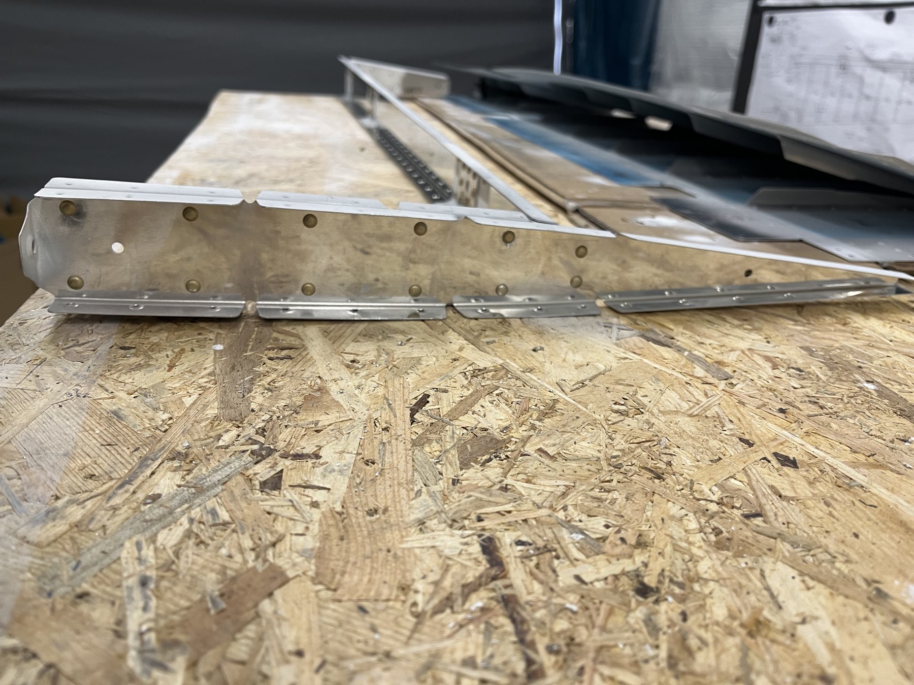 Hier habe ich die Seitenteile diesmal nicht zuerst zusammen genietet, sondern erst an den Spar. Dies hat mir die Nietarbeit dort deutlich erleichtert