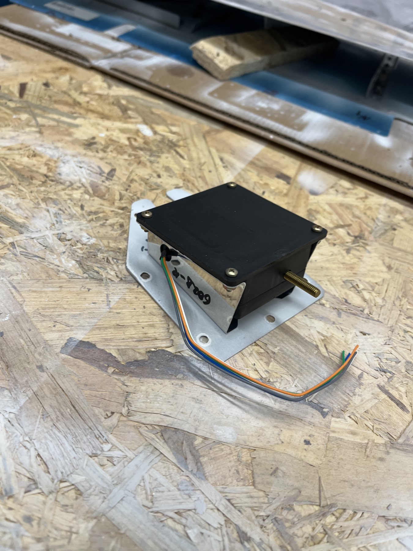 Der Servo an die Platte angebracht