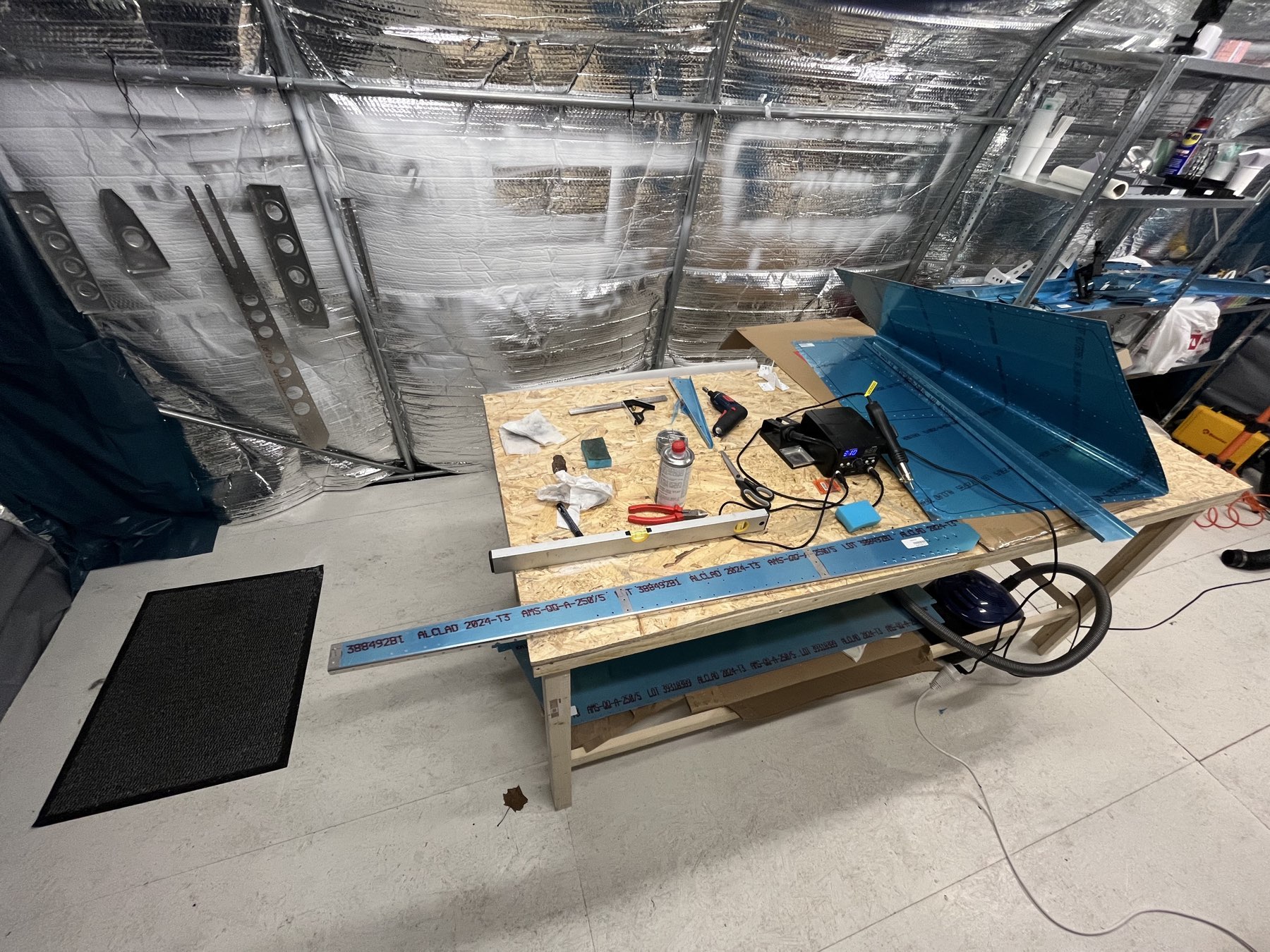 Das Setup inkl. Lötkolben zum sauberen Trennen der Folie