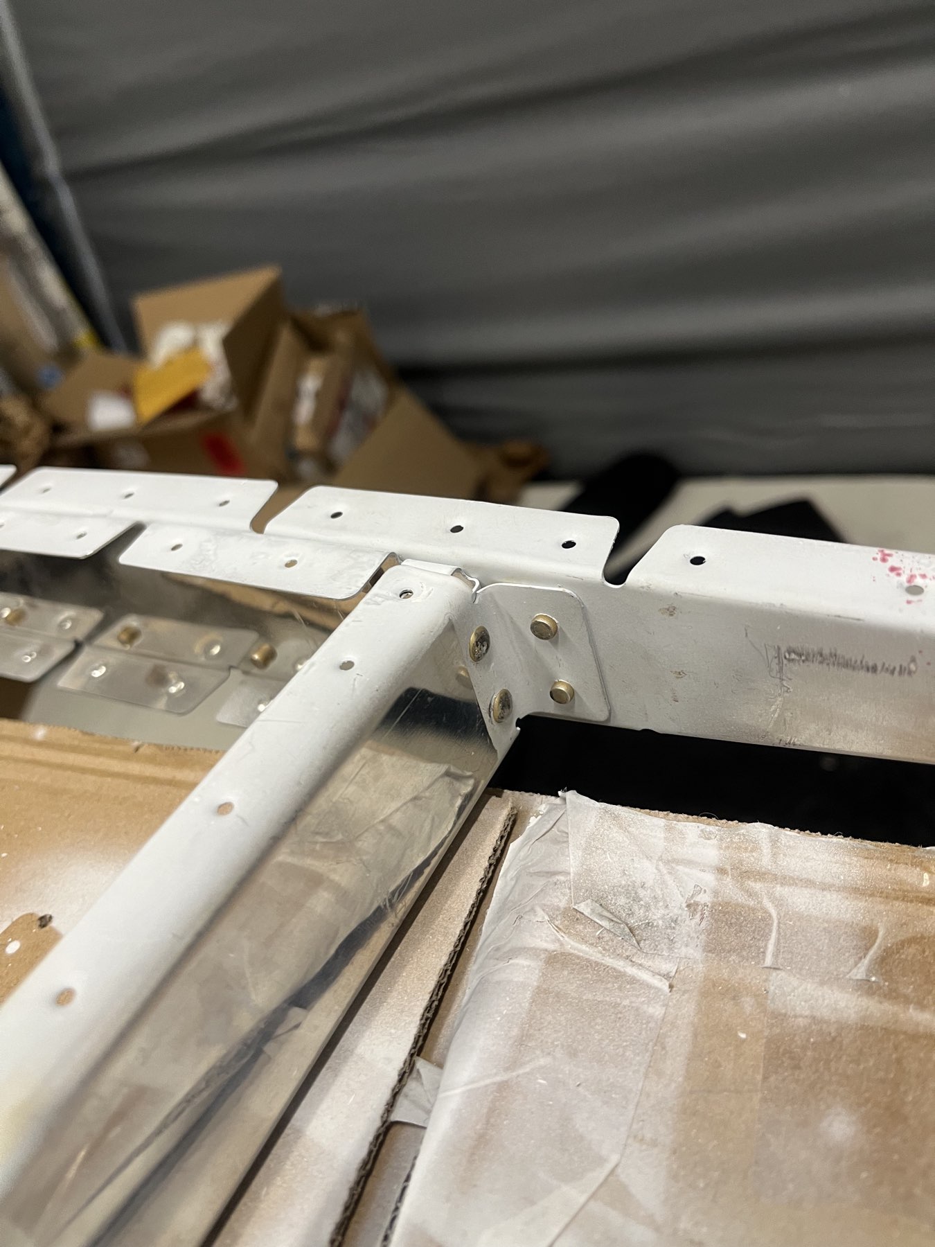 Diese Niete zu quetschen war kaum möglich, daher wurde ein Niethammer verwendet. Auch das war schwierig aufgrund der Nähe zur anderen Niete. Ging aber dann doch