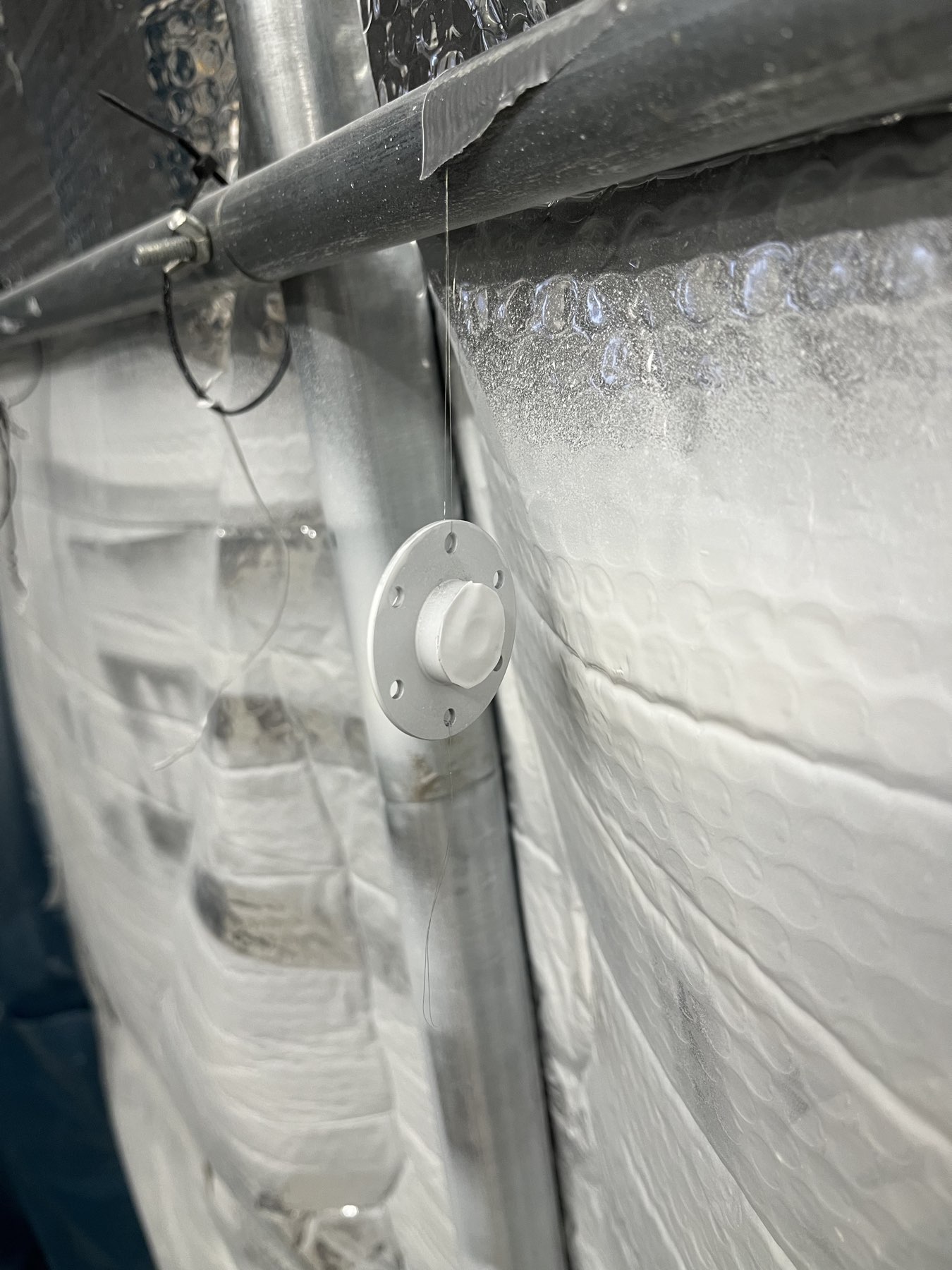 Lager grundiert (die Mitte ist abgeklebt)