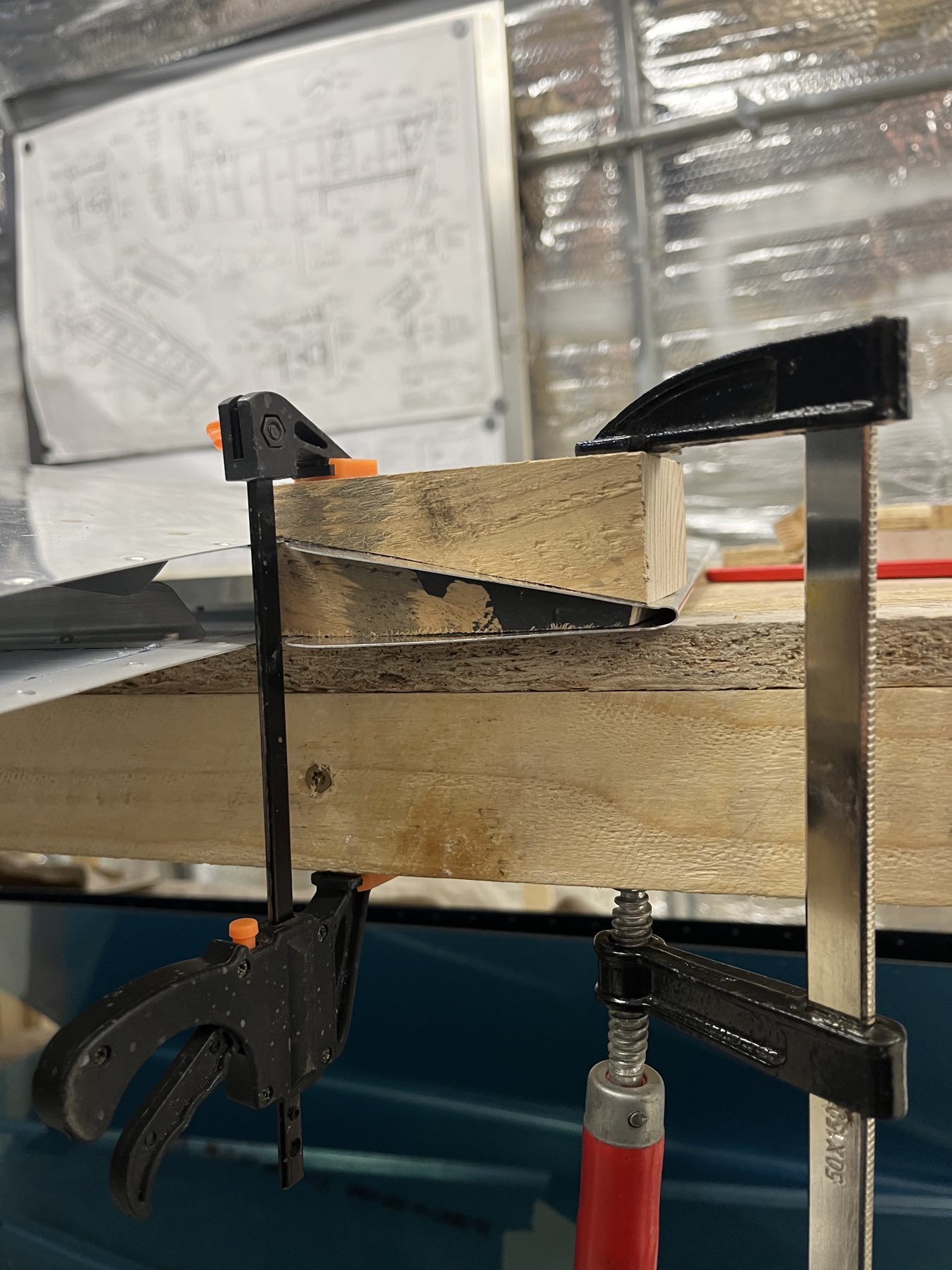 Holzblöcke genau angefertigt und so ausgerichtet, dass es eine 90° Biegelinie zum Trim gibt