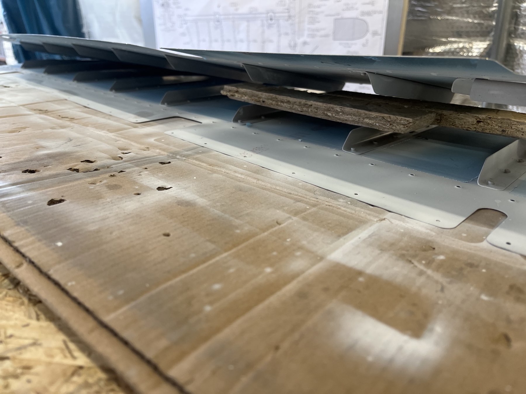 Die Oberseite (hier unten) der später gerollten Fläche liegt später direkt auf der anderen auf. Daher ist diese hier auch grundiert