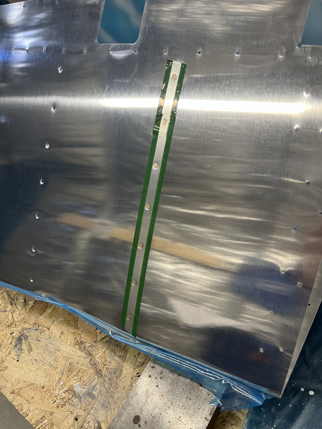 Erste Reihe Nieten mit Back-Riveting Tape befestigt