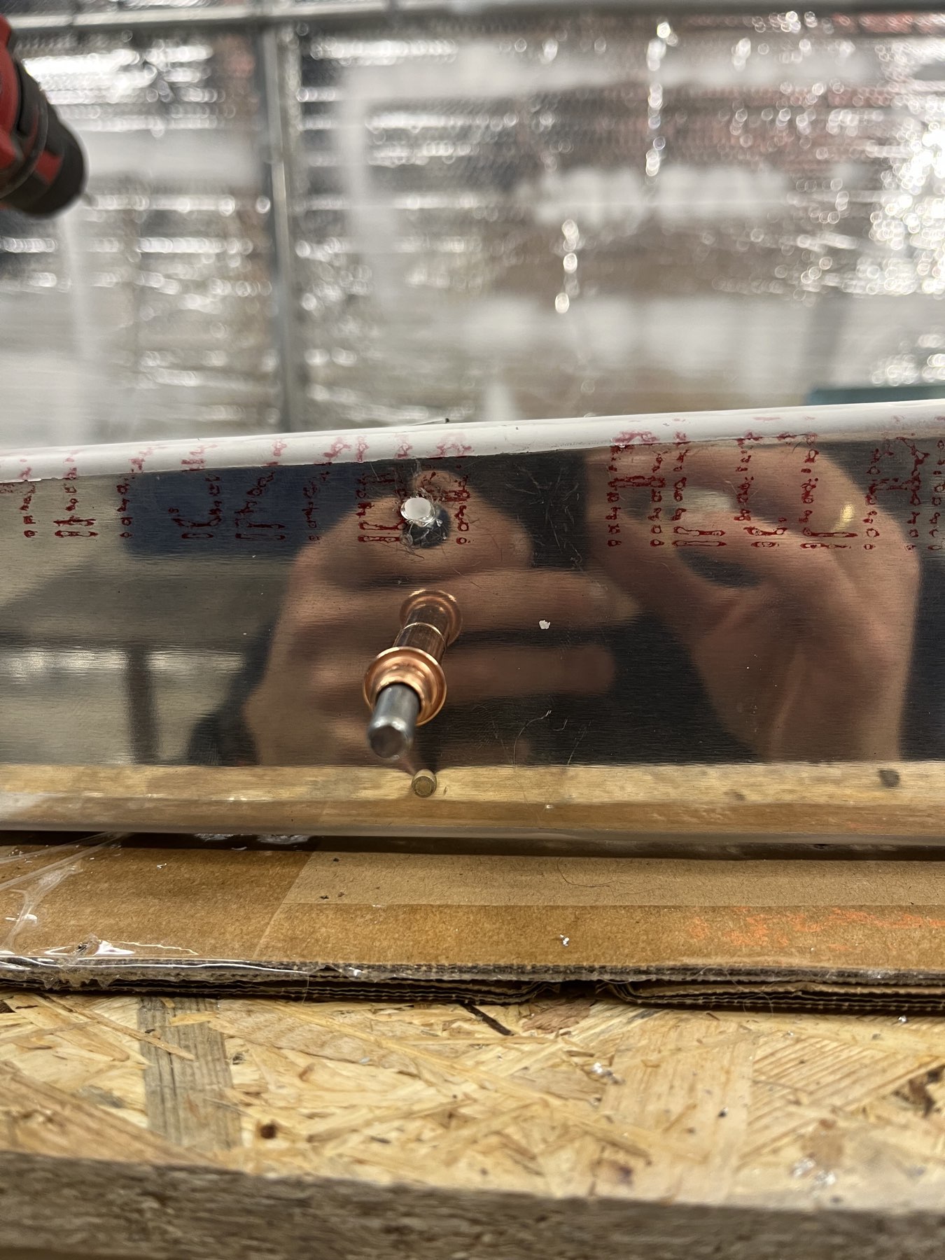 Das Loch in der eine AD4 Niete zu viel Spiel hat