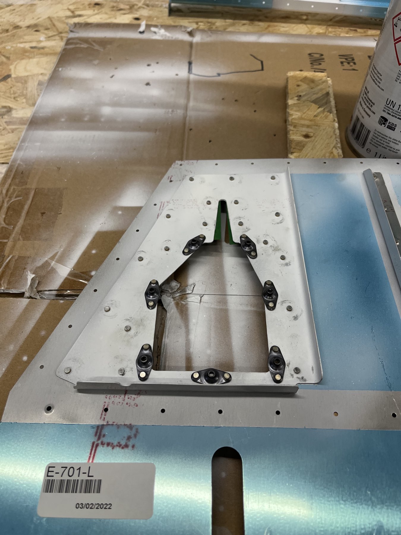 Verstärkerplatte am Höhenruder genietet