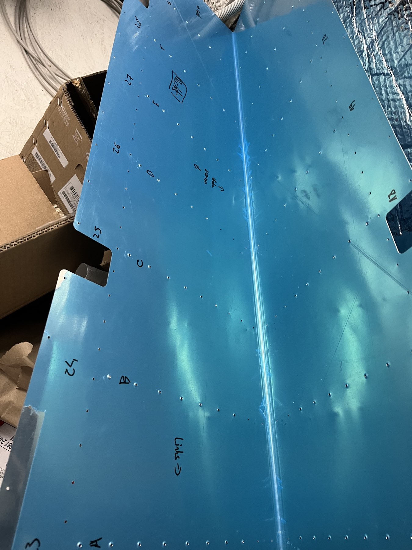 Höhenruder rechts. Fertig gebohrt, entgratet und gedimpelt. Alle Verstärker haben eine einheitliche Nummer bekommen