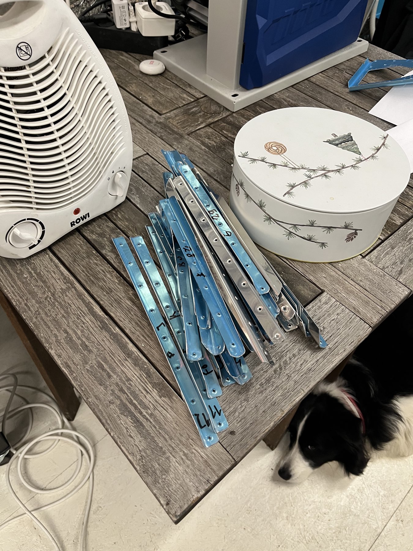 Fertig gesägte, entgratete, gebohrte und gedoppelte Verstärker.