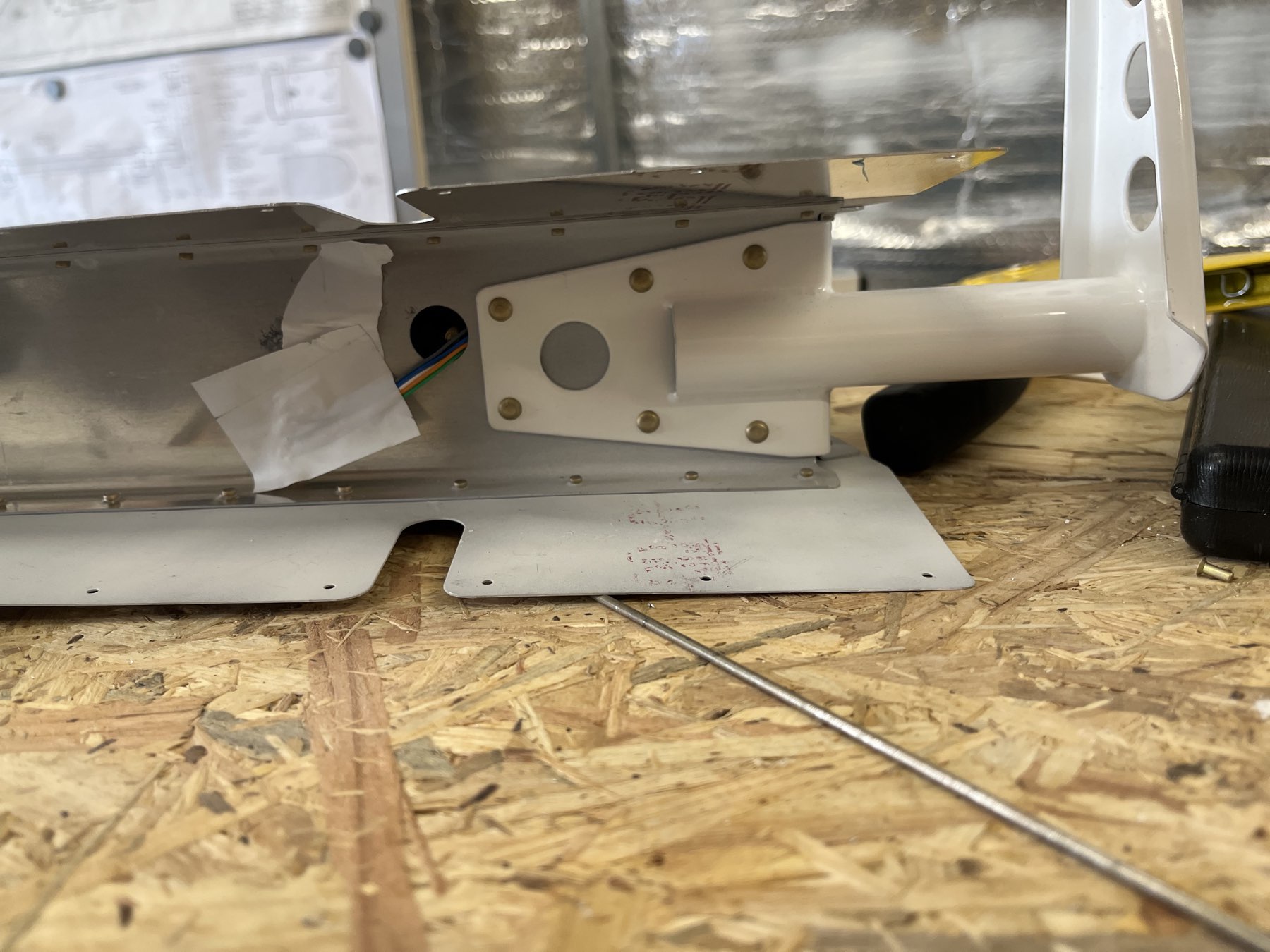 Kabel vorerst über das gleiche Loch wie für die Schraube vom Trim Motor