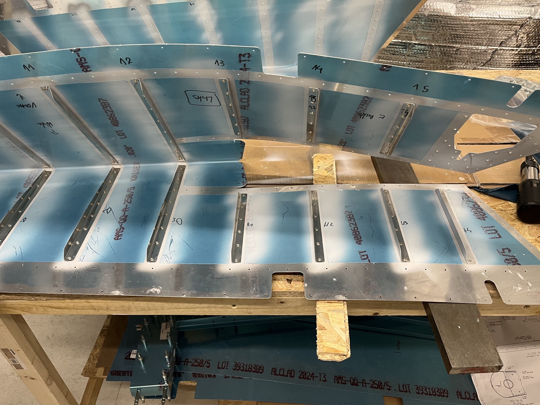 Linkes Höhenruder mit allen Verstärkern