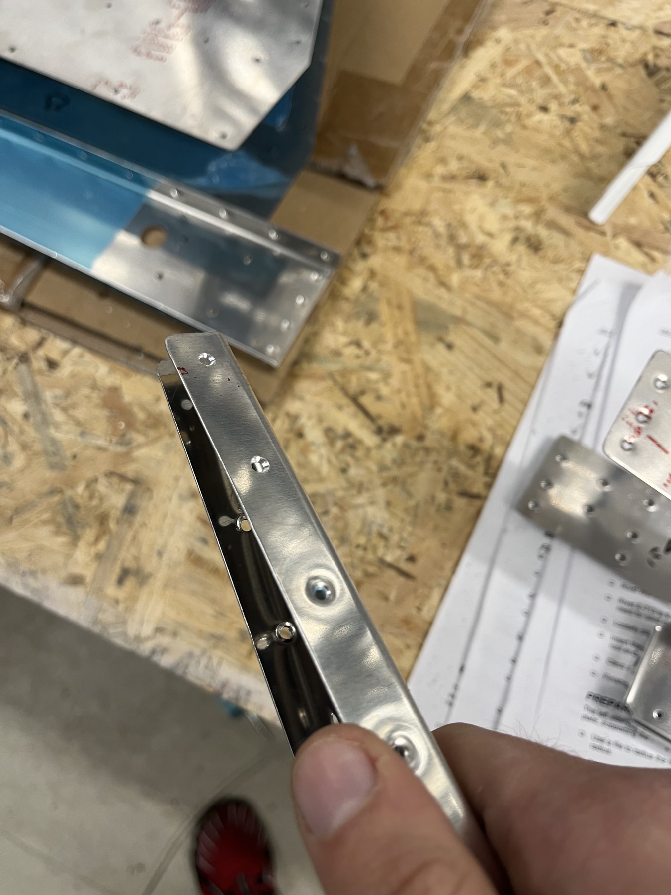 Zulaufende Rippe ganz am Ende mit einem Senker bearbeitet. Das Metall ist dick genug um es sowohl zu dimpeln, wie auch zu senken