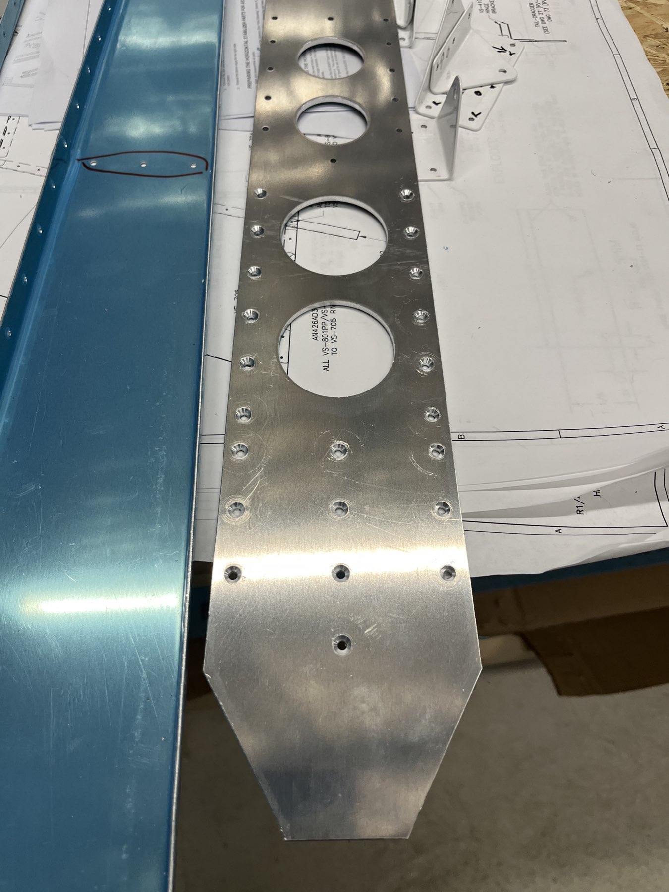 Verstärker counter-sunked, damit die Dimple vom rear spar keinen Abstand zwischen zum Verstärker bilden  