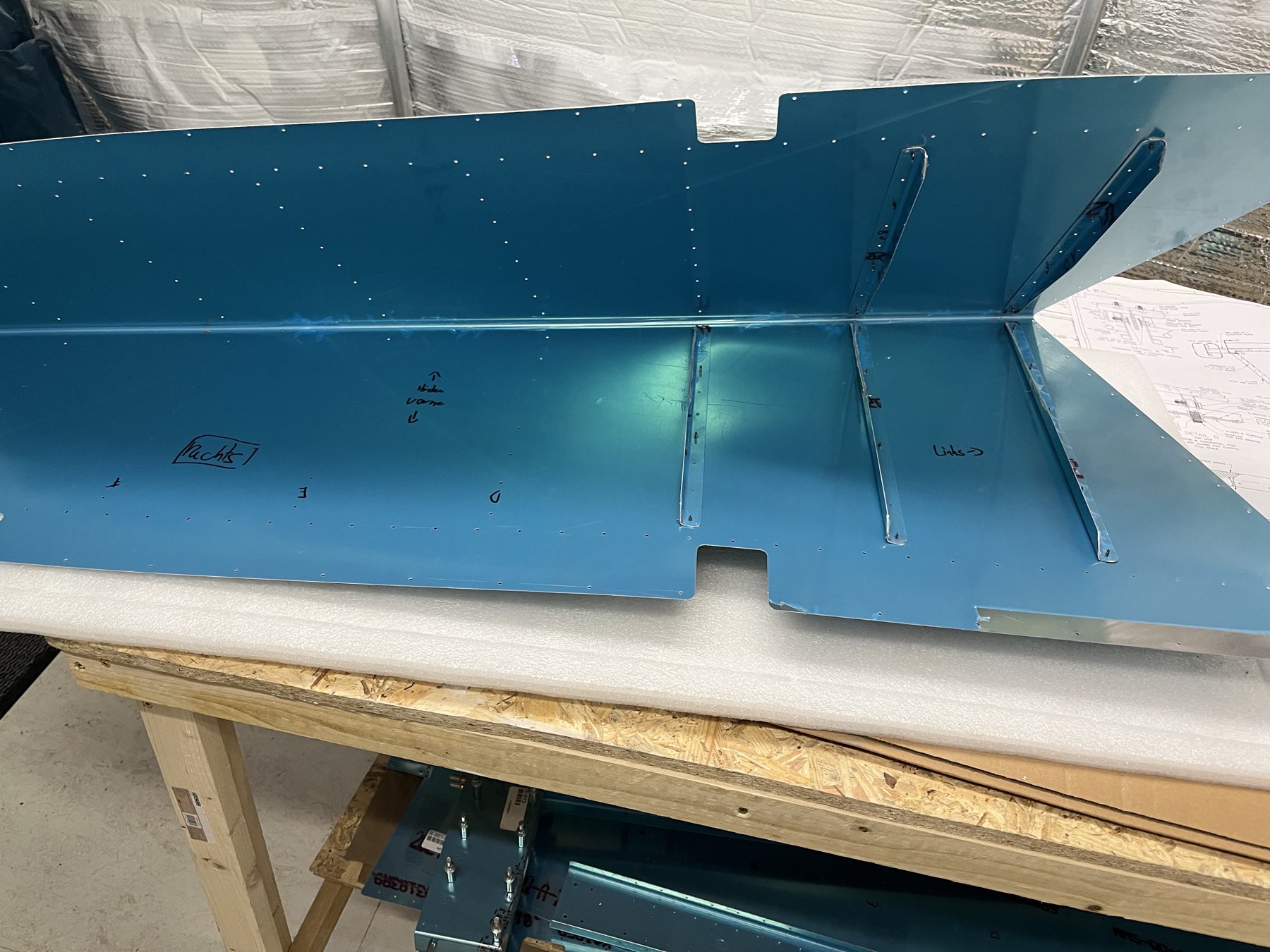 Erste zugeschnittenen Verstärker angebracht. Hier sind auch alle Richtungen markiert vom Höhenruder