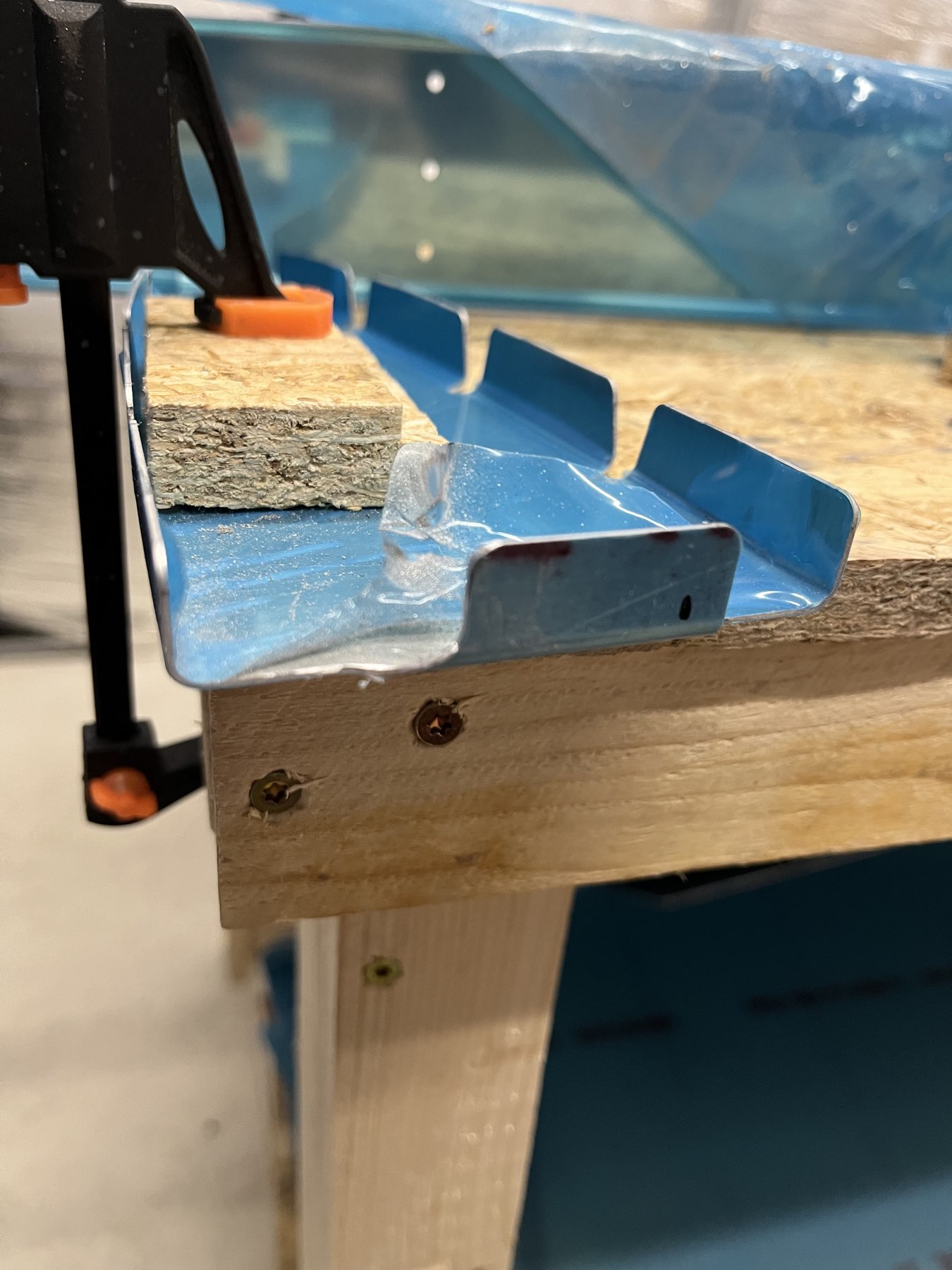 Trimmen der vorderen Rippe, damit sie zwischen den Winkeln passt